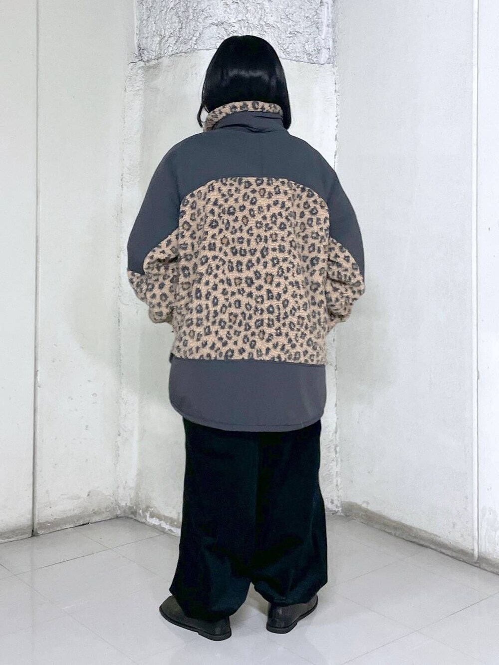 ブラウン系のその他アウター、ブラック系のその他パンツを着用したレディースの秋コーディネートの3枚目の写真