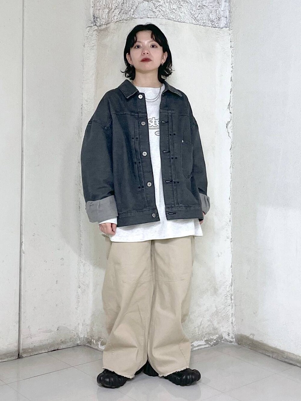 ベージュ系のTシャツ/カットソー、グレー系のデニムジャケット、ベージュ系のその他パンツを着用したレディースの冬コーディネートの5枚目の写真