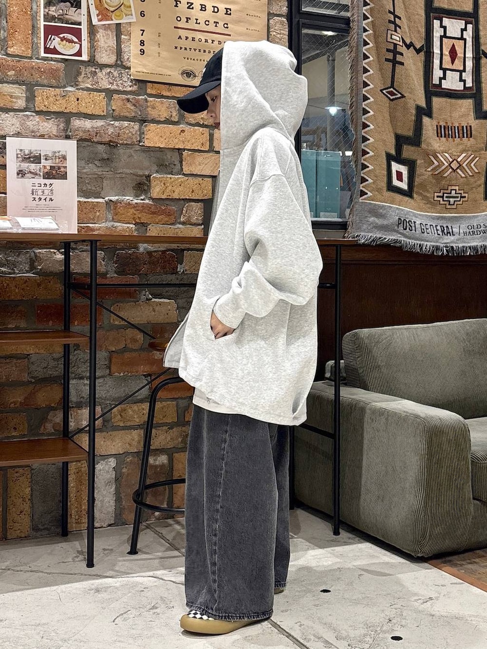 グレー系のパーカーを着用したレディースの秋コーディネートの5枚目の写真