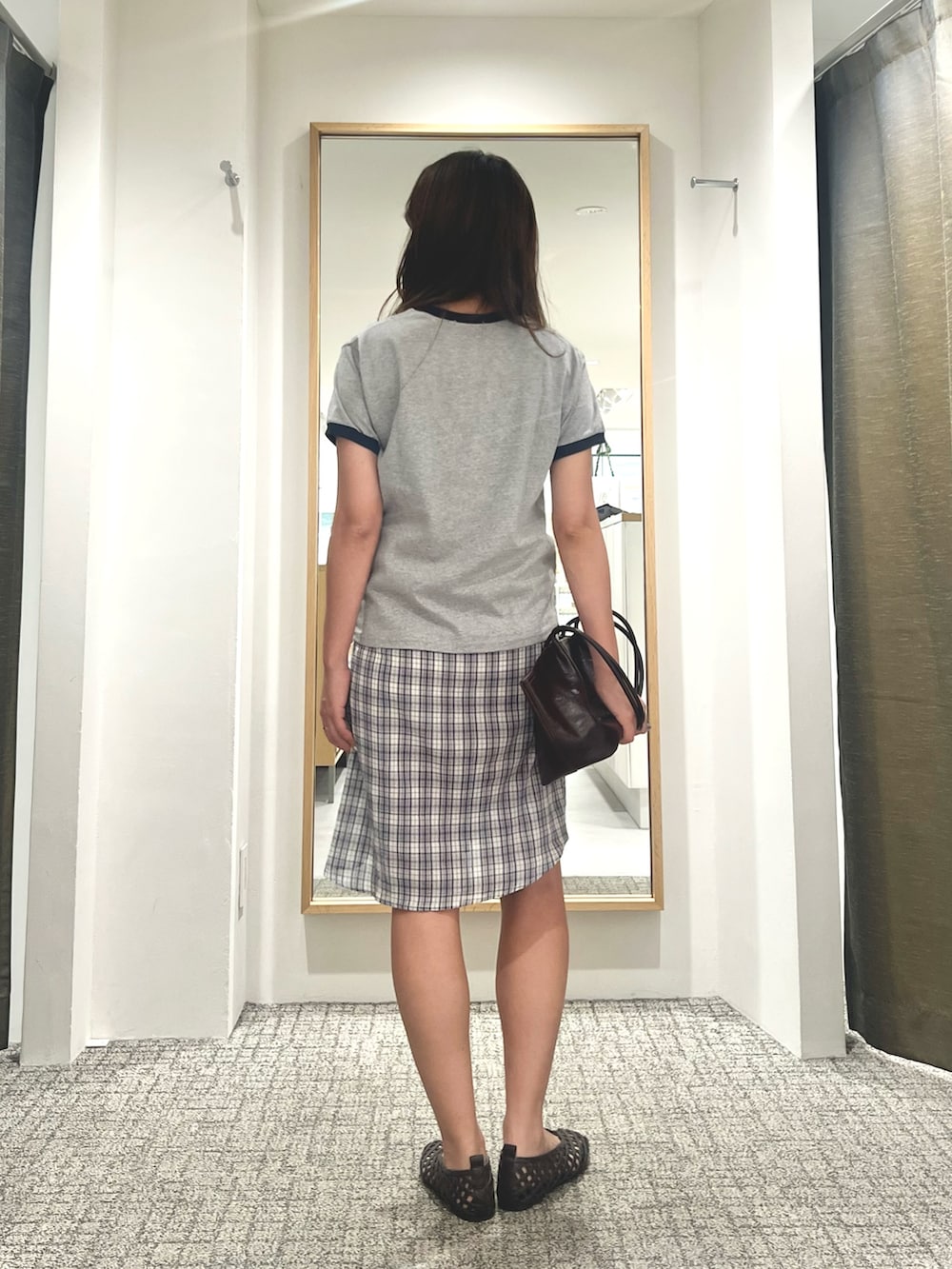 グレー系のTシャツ/カットソー、ブルー系のシャツ/ブラウス、ブラック系のトートバッグを着用したレディースの夏コーディネートの3枚目の写真