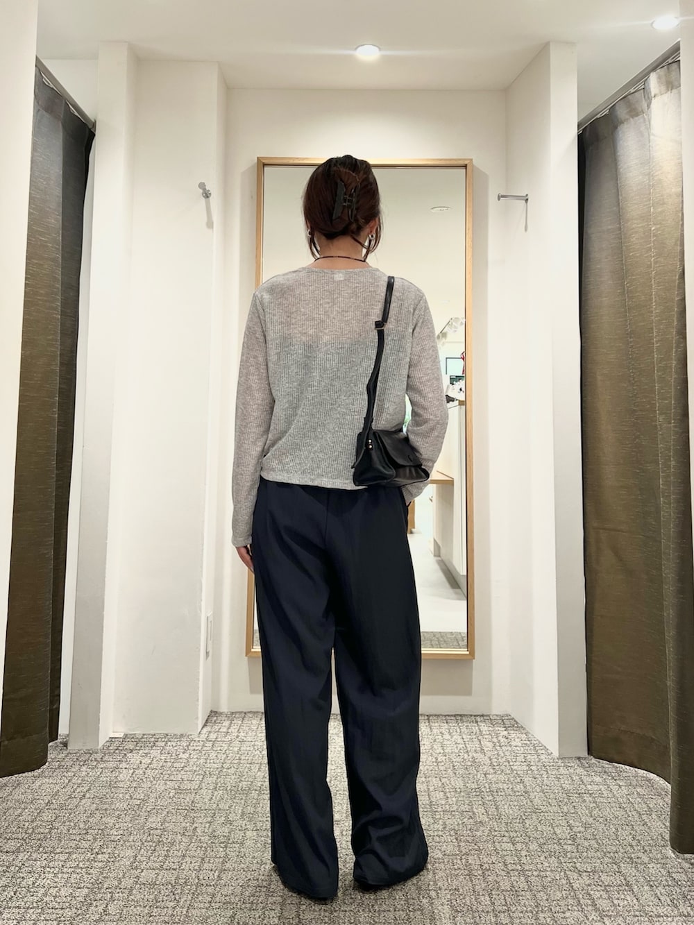 グレー系のカーディガン/ボレロ、グレー系のその他パンツ、ブラック系のショルダーバッグを着用したレディースの夏コーディネートの3枚目の写真