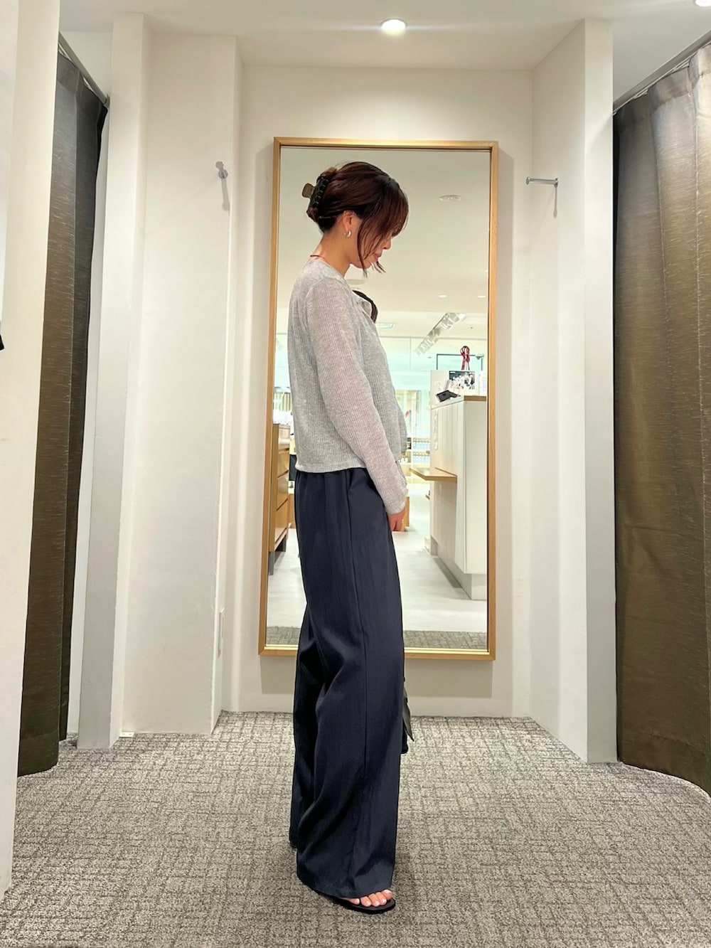グレー系のカーディガン/ボレロ、グレー系のその他パンツ、ブラック系のショルダーバッグを着用したレディースの夏コーディネートの2枚目の写真