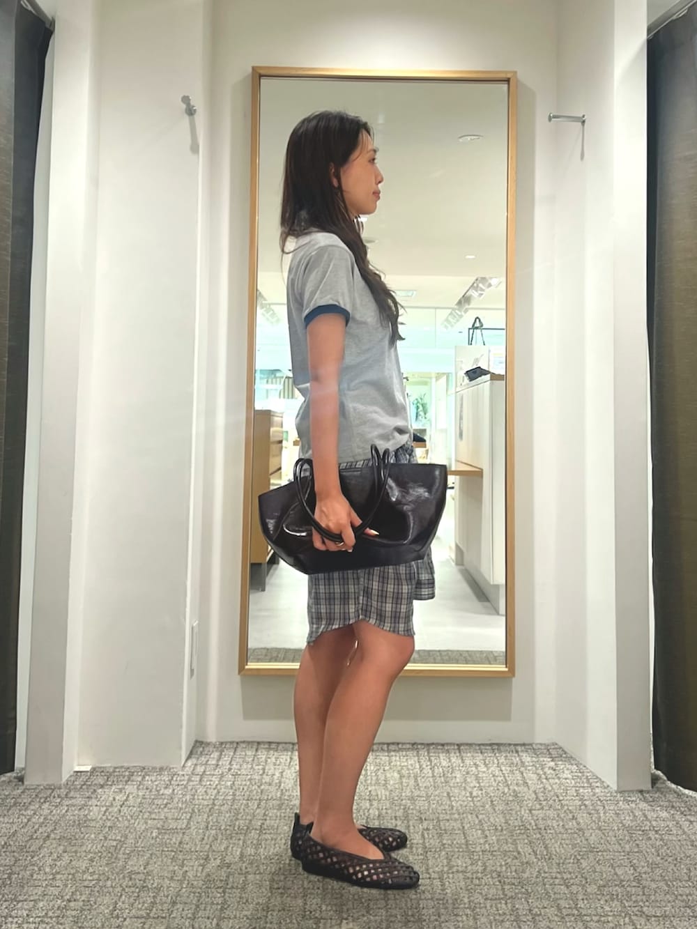 グレー系のTシャツ/カットソー、ブルー系のシャツ/ブラウス、ブラック系のトートバッグを着用したレディースの夏コーディネートの2枚目の写真