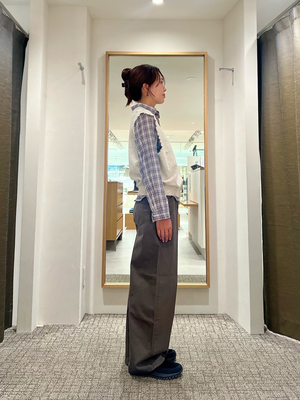 ブルー系のシャツ/ブラウス、ベージュ系のスウェット、グレー系のその他パンツを着用したレディースの夏コーディネートの2枚目の写真