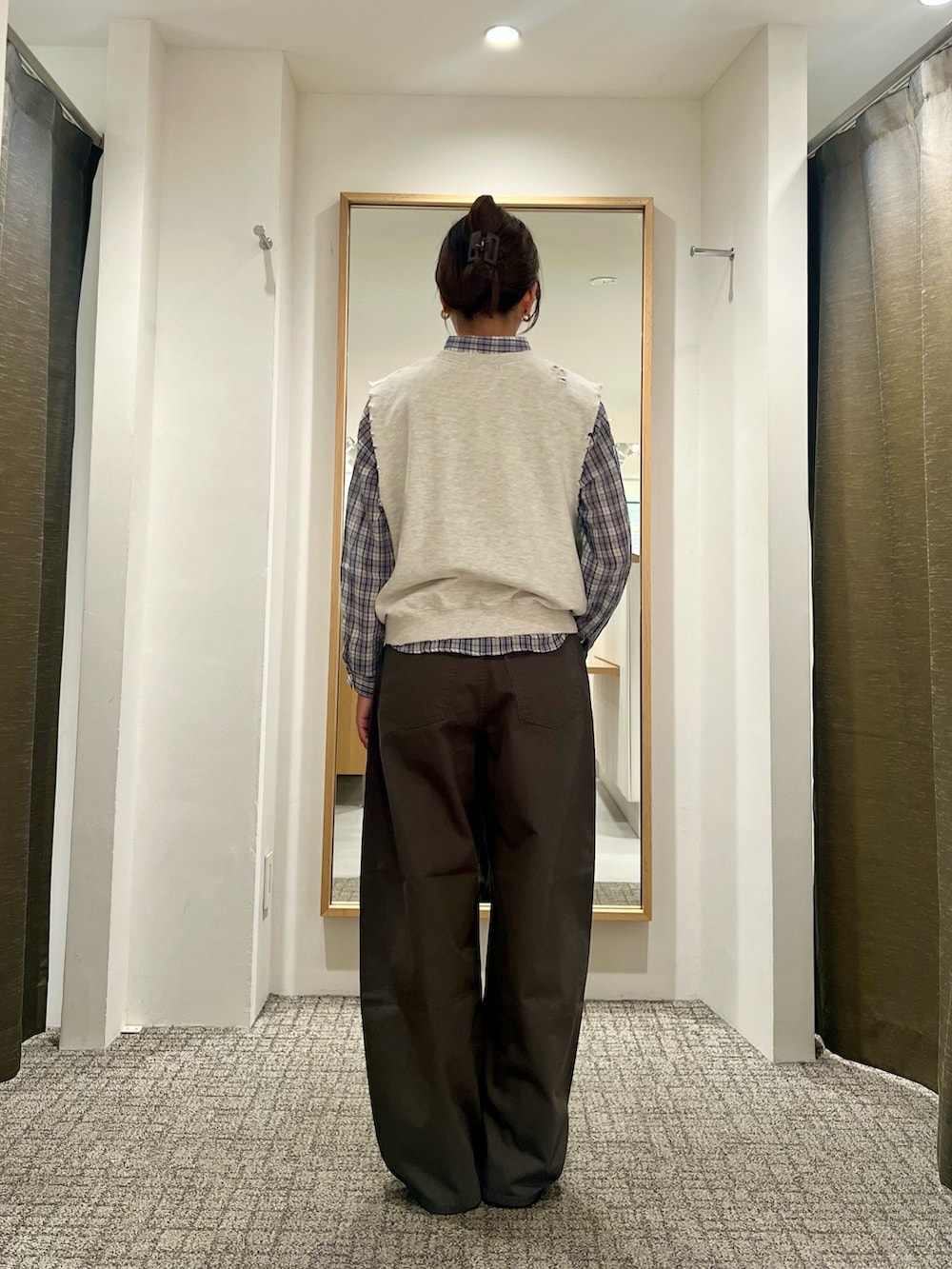 ブルー系のシャツ/ブラウス、ベージュ系のスウェット、グレー系のその他パンツを着用したレディースの夏コーディネートの3枚目の写真
