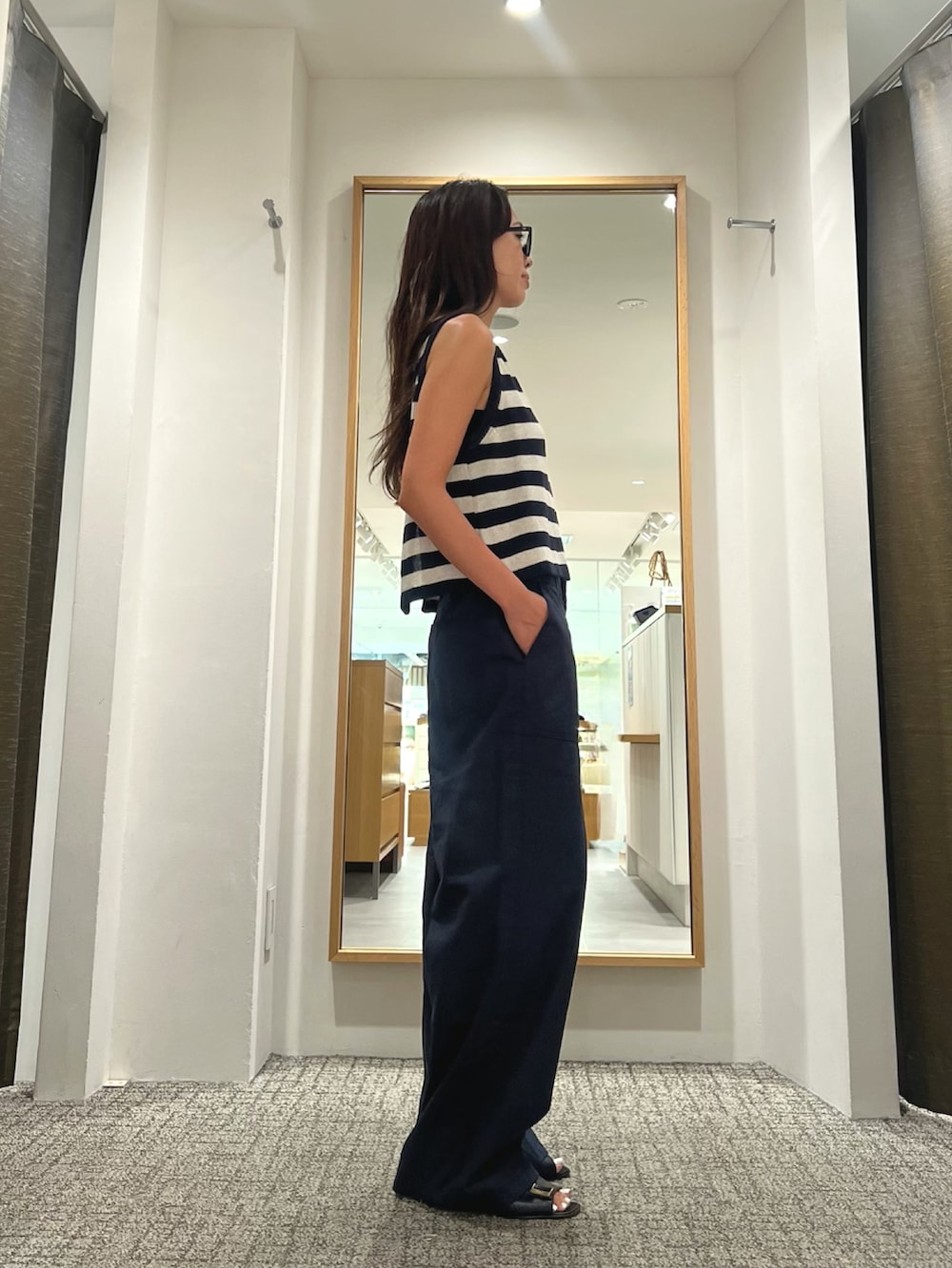 ブルー系のその他パンツ、ブラック系のタンクトップ、ブラック系のメガネを着用したレディースの夏コーディネートの2枚目の写真