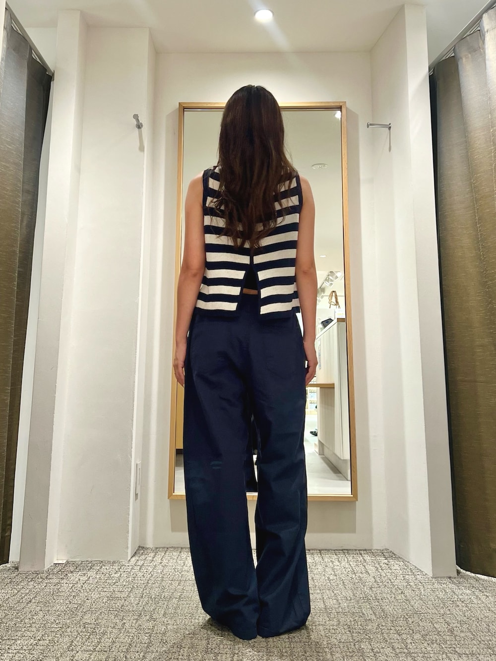 ブルー系のその他パンツ、ブラック系のタンクトップ、ブラック系のメガネを着用したレディースの夏コーディネートの3枚目の写真