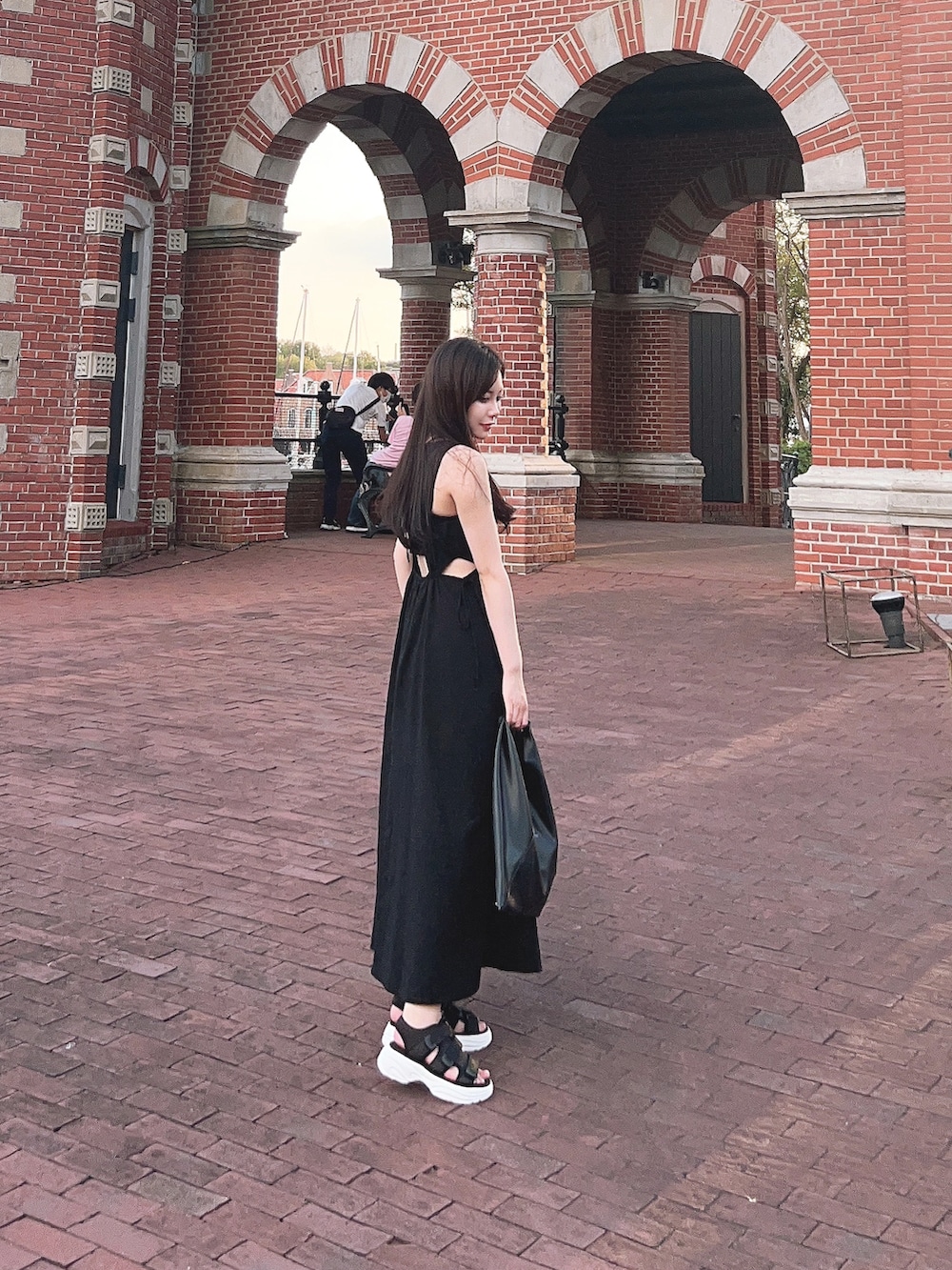 「大人コーデ、オトナカジュアル、休日スタイル、大人かわいい、GU、ワンピース、シンプルスタイル、ブラック、黒、骨格ストレート、デート、プチプラコーデ、ブラックコーデ、厚底サンダル、大人ファッション」｜「MM6 Maison MargielaのMM6 SMALL JAPANESE HANDBAG（ハンドバッグ、ブラック系）」を使った、Ibukiさん（レディース・157cm）の秋コーディネートの2枚目の写真