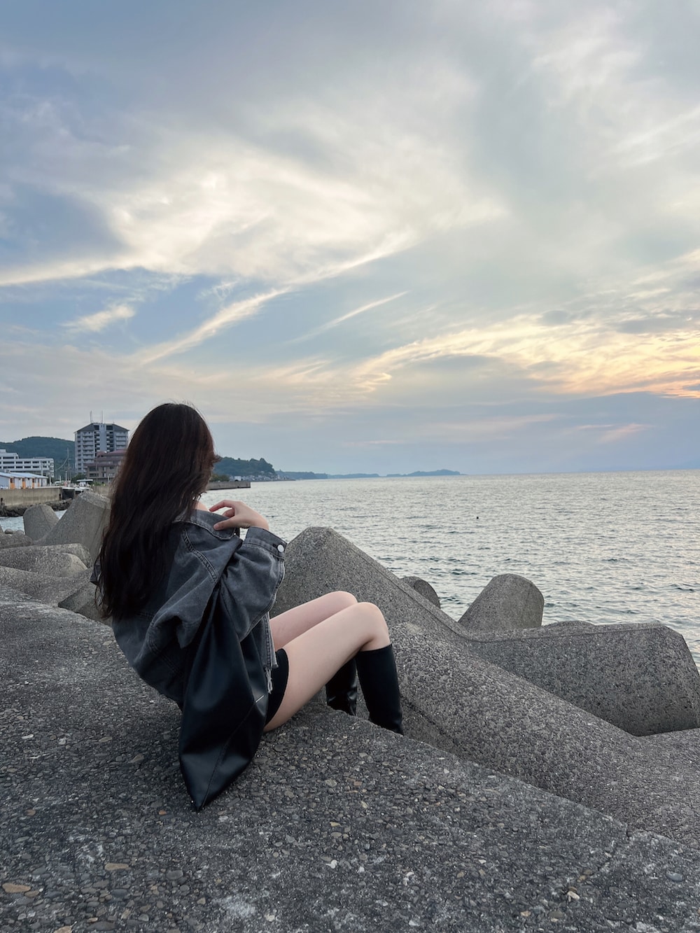 「秋服準備はじめました、秋服まるっと大公開、カジュアルコーデ、おでかけコーデ、プチプラコーデ、ショート丈、デニム、ショートパンツ、モノトーン、ロングブーツ、モノトーンコーデ、韓国ファッション、大人ファッション、休日スタイル、秋コーデ」｜「Chicoの【新色追加】厚底チャンキーストレッチロングブーツ（ブーツ、ブラック系）」を使った、Ibukiさん（レディース・157cm）の秋コーディネートの2枚目の写真