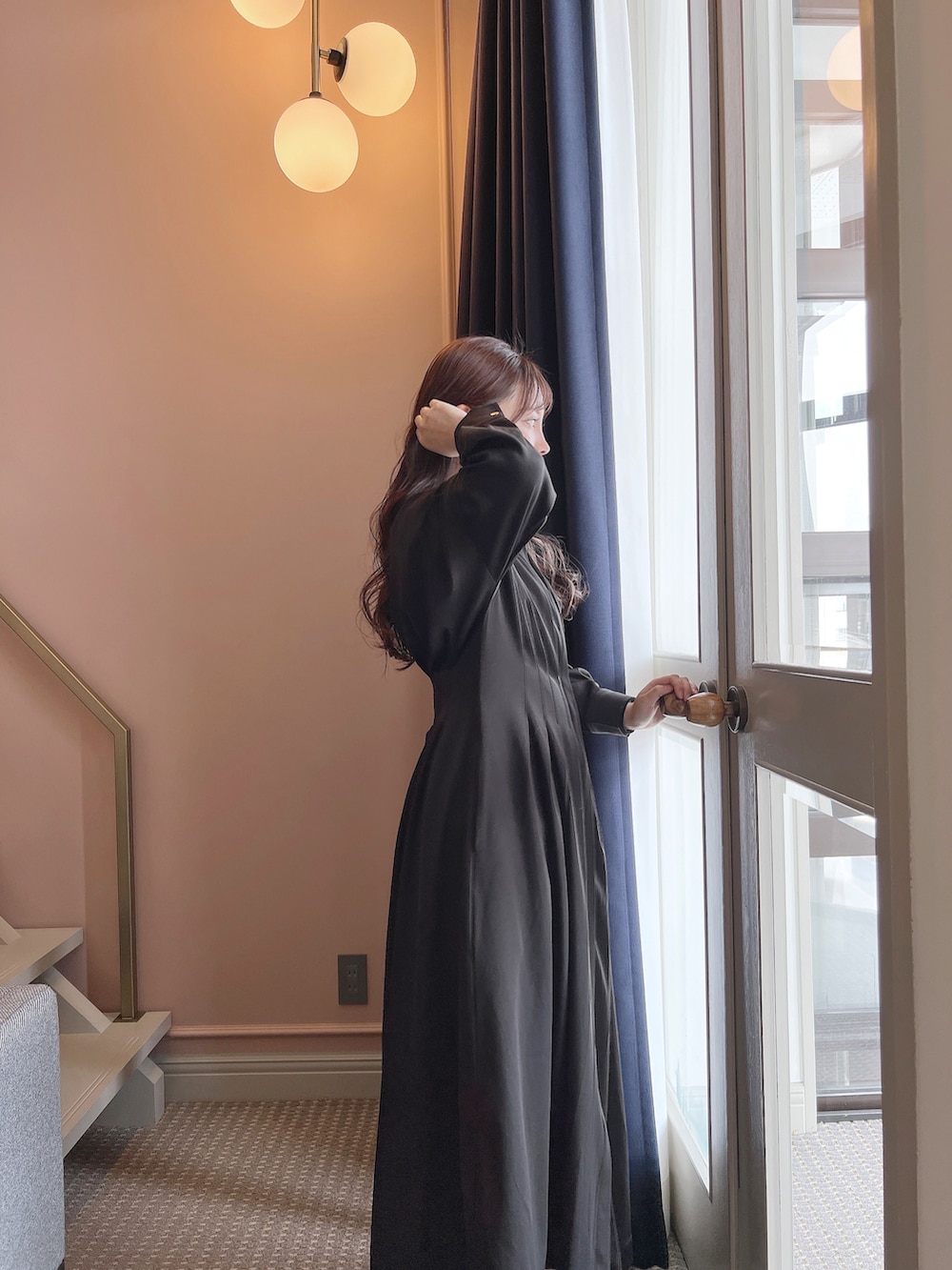 「オトナカジュアル、オトナ女子、シンプル、今日のコーデ、ワンピース、プチプラ、ロングワンピース、ブラック、ブラックコーデ、お出かけコーデ、お洒落さんとつながりたい、アウター」｜「GUCCIのアイテム（ショルダーバッグ、グレー系）」を使った、Ibukiさん（レディース・157cm）の春コーディネートの2枚目の写真