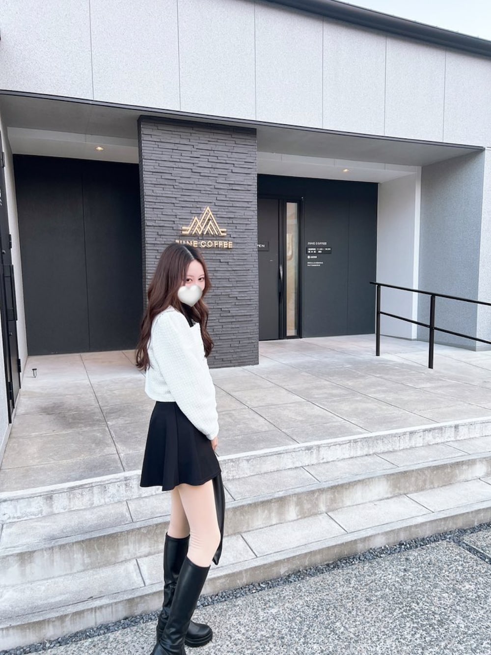 「シンプルスタイル、大人女子、韓国ファッション、韓国ブランド、shein、韓国コーデ、きれいめカジュアル、秋冬コーデ、お出かけコーデ、UNIQLO、GRL、ミニスカート、ロングブーツ、スカートコーデ、カフェ」｜「Chicoの【新色追加】厚底チャンキーストレッチロングブーツ（ブーツ、ブラック系）」を使った、Ibukiさん（レディース・157cm）の冬コーディネートの2枚目の写真