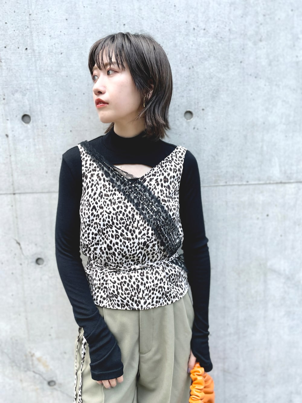 ブラック系のTシャツ/カットソー、ベージュ系のタンクトップ、グリーン系のその他パンツを着用したレディースの秋コーディネートの2枚目の写真