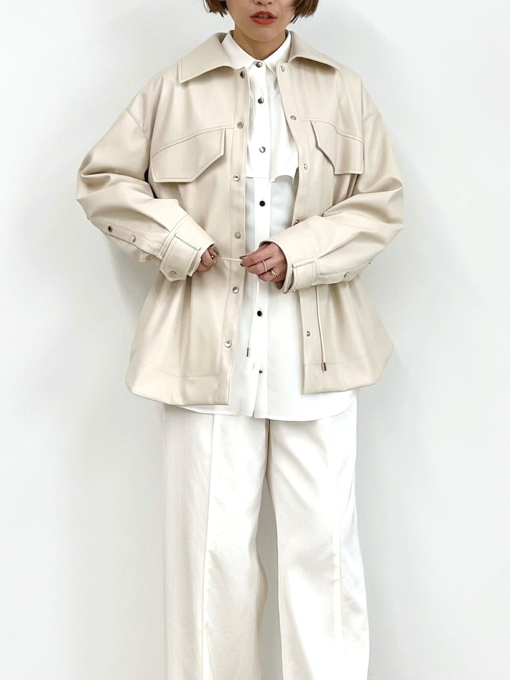 ベージュ系のカバーオール、ホワイト系のシャツ/ブラウス、ホワイト系のその他パンツを着用したレディースの春コーディネートの4枚目の写真