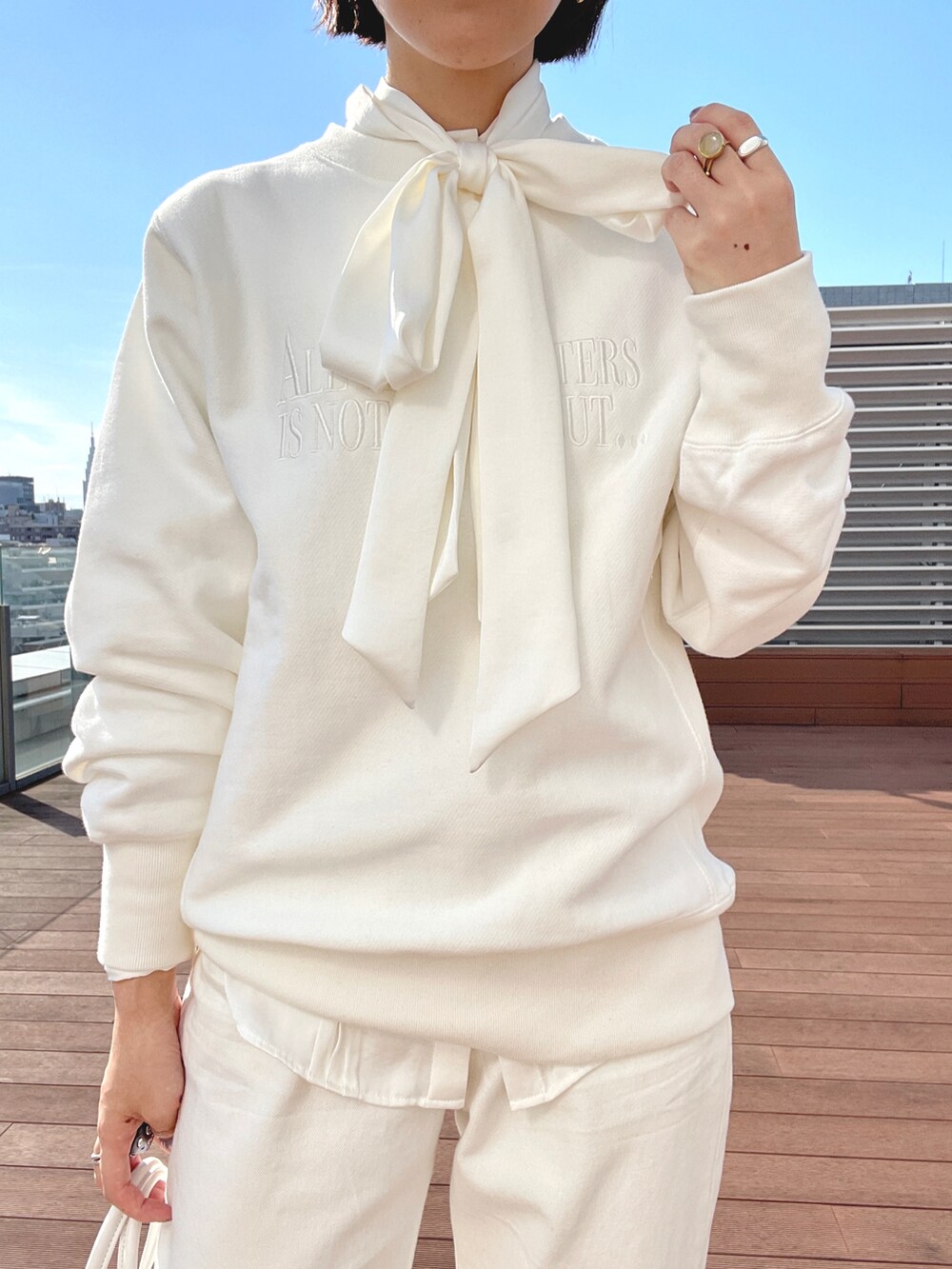 ホワイト系のシャツ/ブラウス、ホワイト系のスウェット、ホワイト系のその他パンツを着用したレディースの秋コーディネートの2枚目の写真