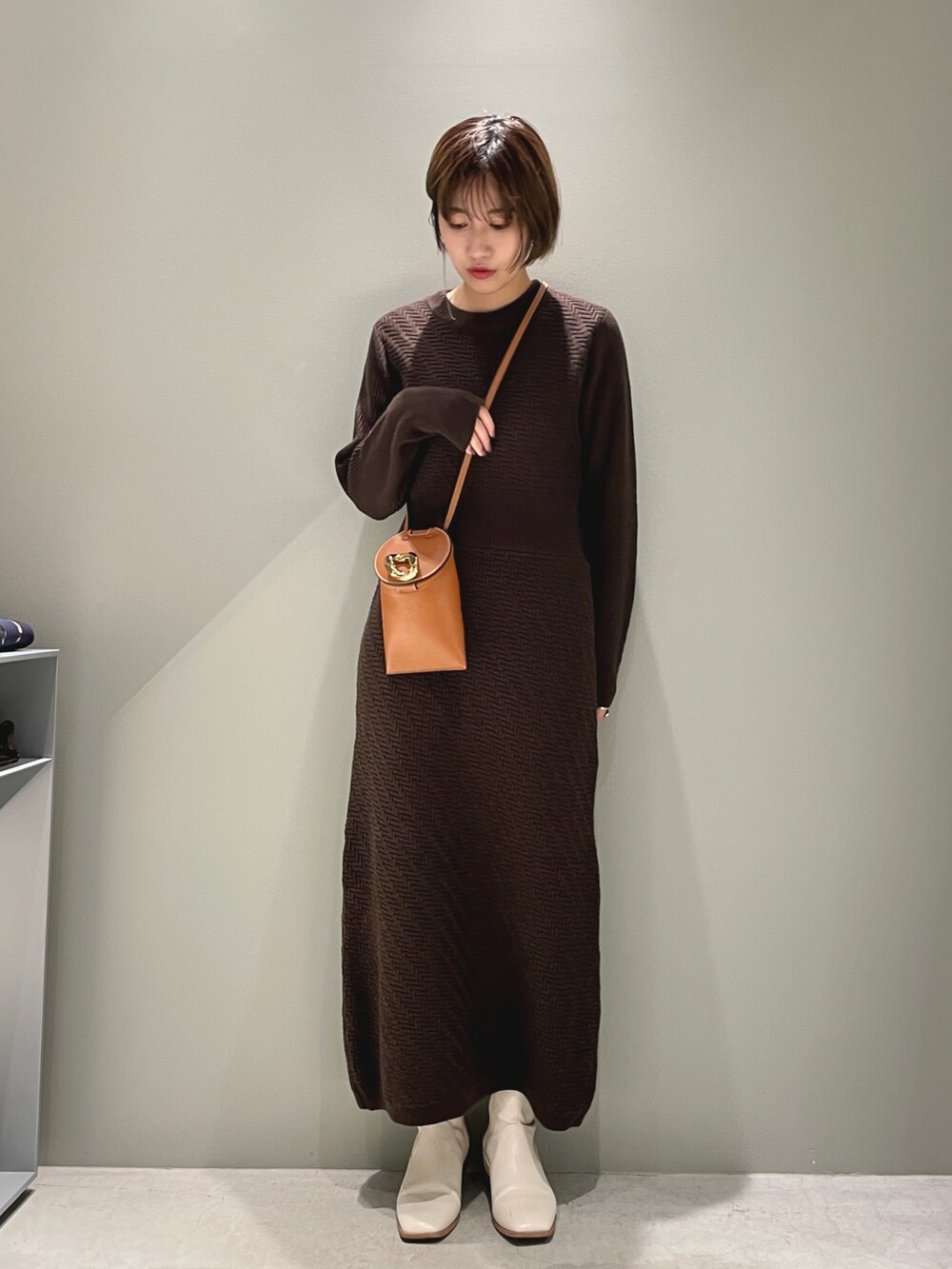 ベージュ系のカーディガン/ボレロ、ブラウン系のワンピース、ブラウン系のショルダーバッグを着用したレディースの春コーディネートの4枚目の写真