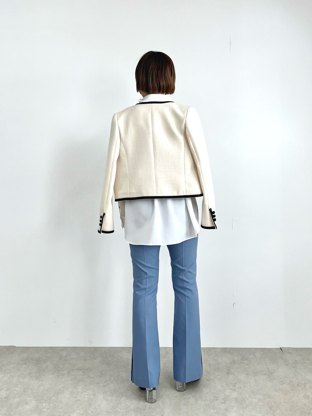 ホワイト系のノーカラージャケット、グレー系のシャツ/ブラウス、ブルー系のその他パンツを着用したレディースの冬コーディネートの3枚目の写真