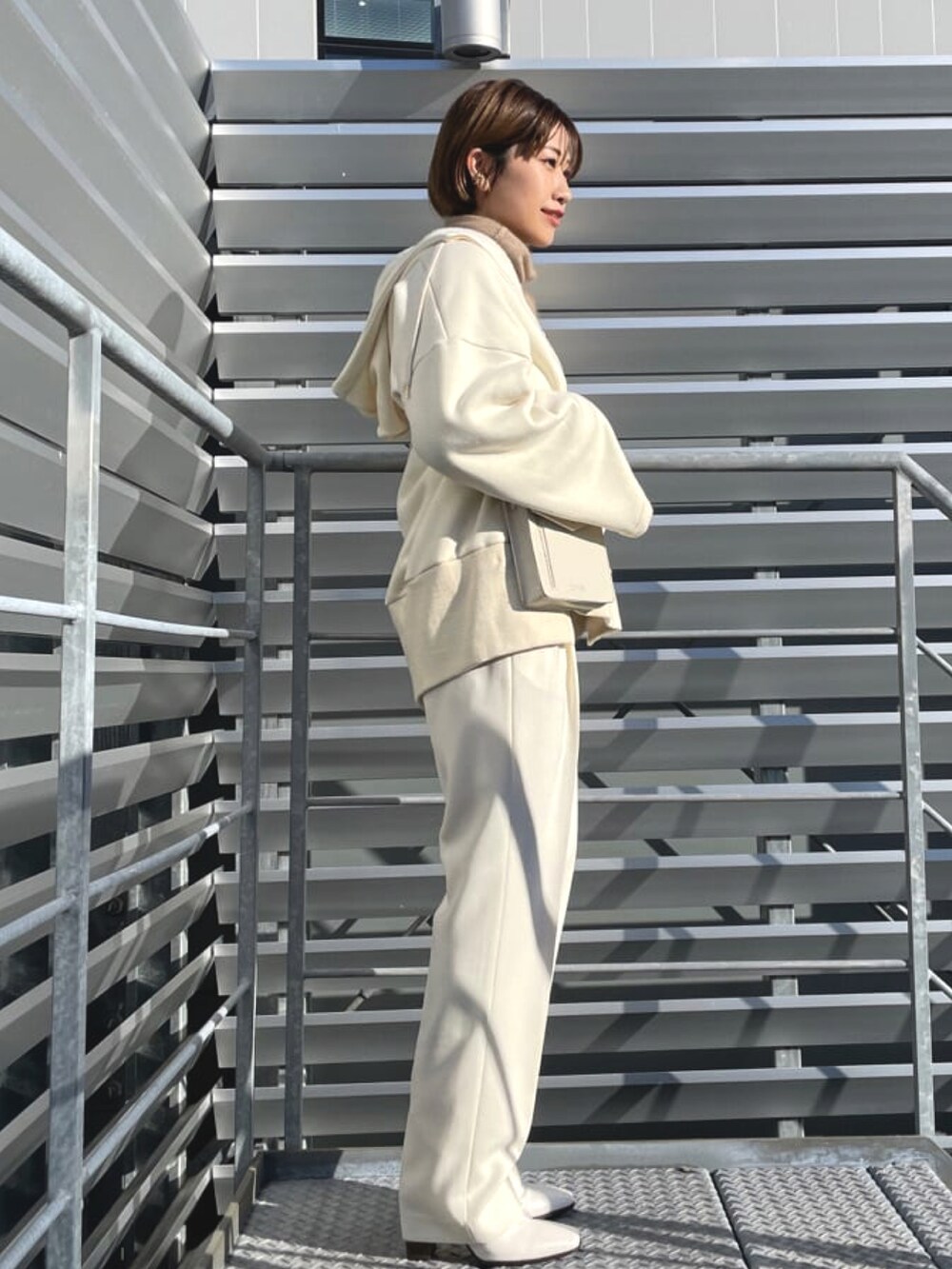 ホワイト系のパーカーを着用したレディースの秋コーディネートの2枚目の写真