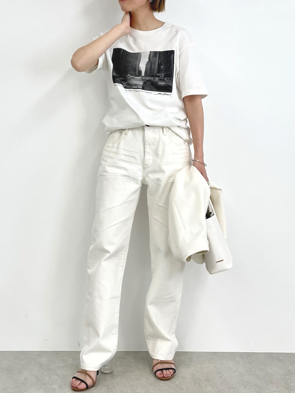 ホワイト系のテーラードジャケット、ホワイト系のその他パンツ、ホワイト系のハンドバッグを着用したレディースの春コーディネートの3枚目の写真