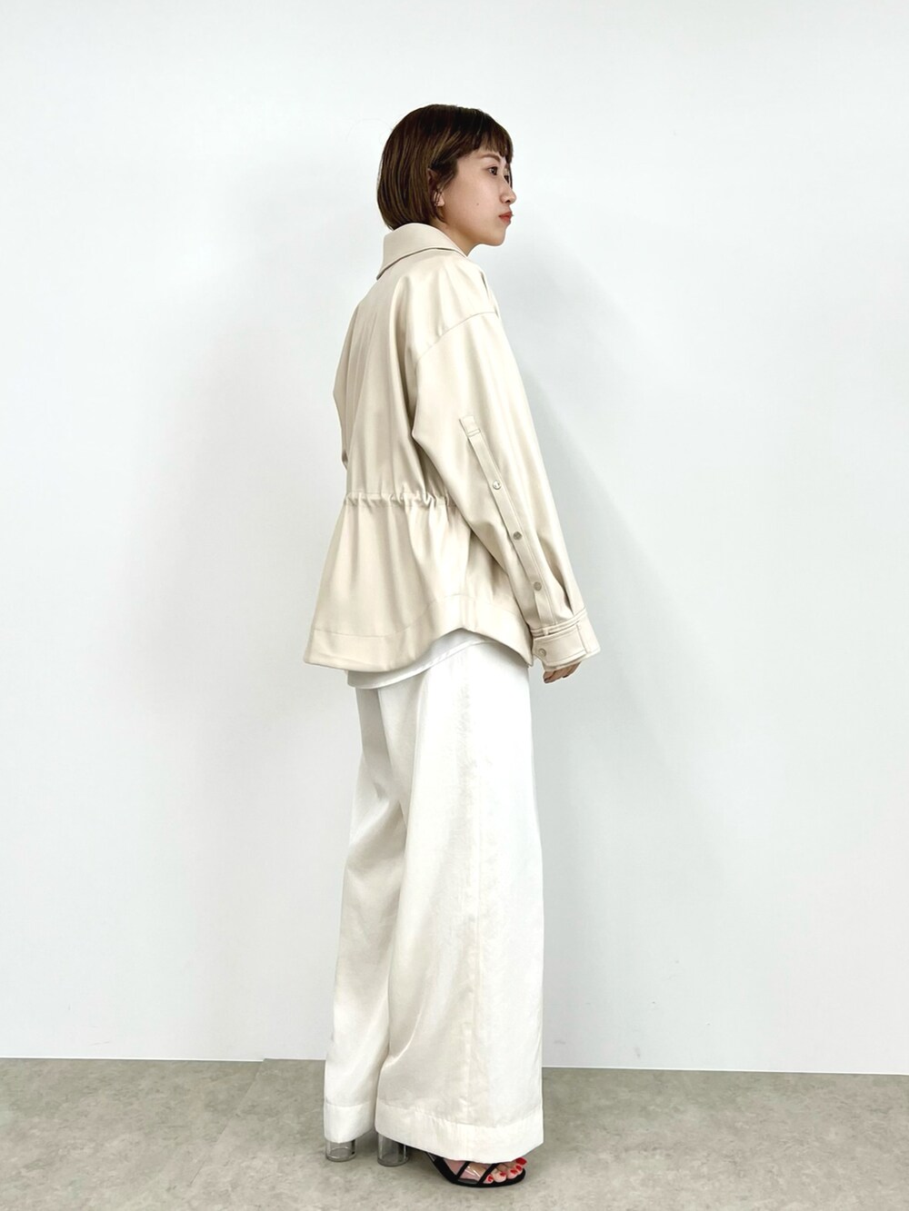 ベージュ系のカバーオール、ホワイト系のシャツ/ブラウス、ホワイト系のその他パンツを着用したレディースの春コーディネートの3枚目の写真