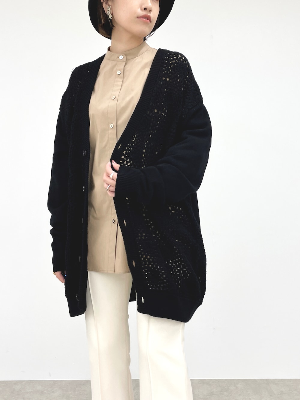 ブラック系のカーディガン/ボレロ、ベージュ系のシャツ/ブラウス、ホワイト系のその他パンツを着用したレディースの秋コーディネートの3枚目の写真