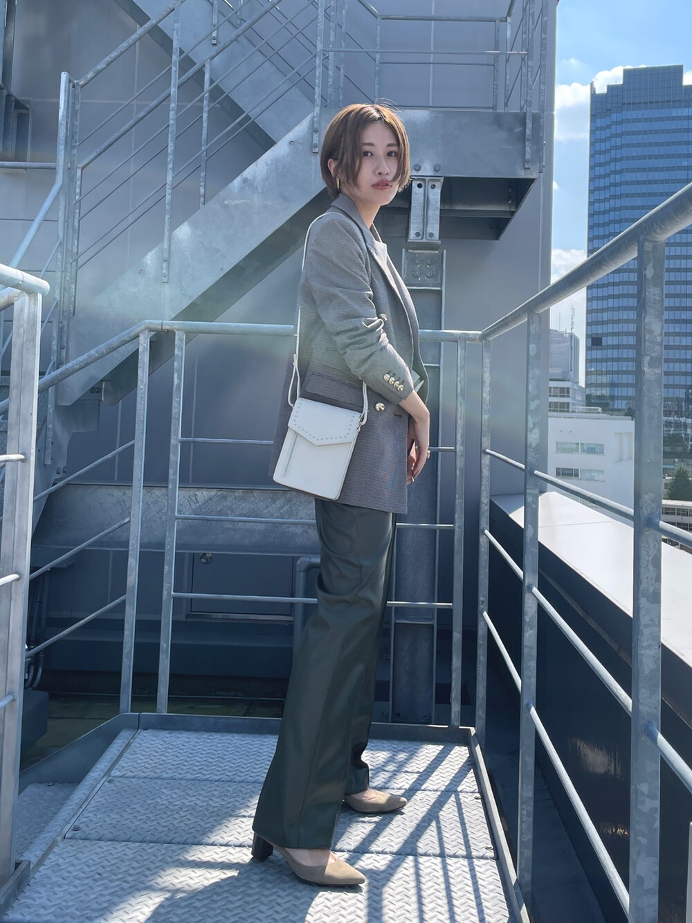 ブラウン系のテーラードジャケット、ホワイト系のTシャツ/カットソー、グリーン系のその他パンツを着用したレディースの春コーディネートの3枚目の写真