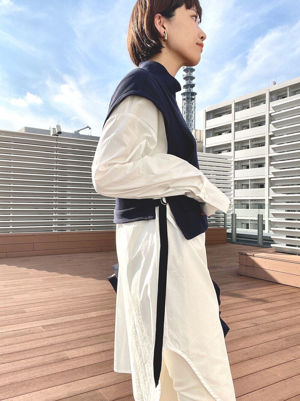 ホワイト系のシャツ/ブラウス、ホワイト系のその他パンツ、ベージュ系のブーツを着用したレディースの秋コーディネートの2枚目の写真