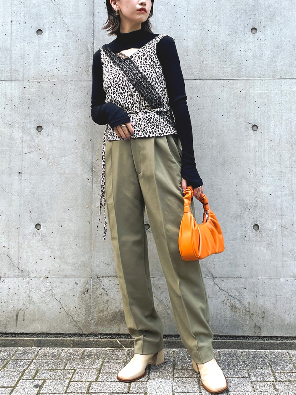 ブラック系のTシャツ/カットソー、ベージュ系のタンクトップ、グリーン系のその他パンツを着用したレディースの秋コーディネートの4枚目の写真