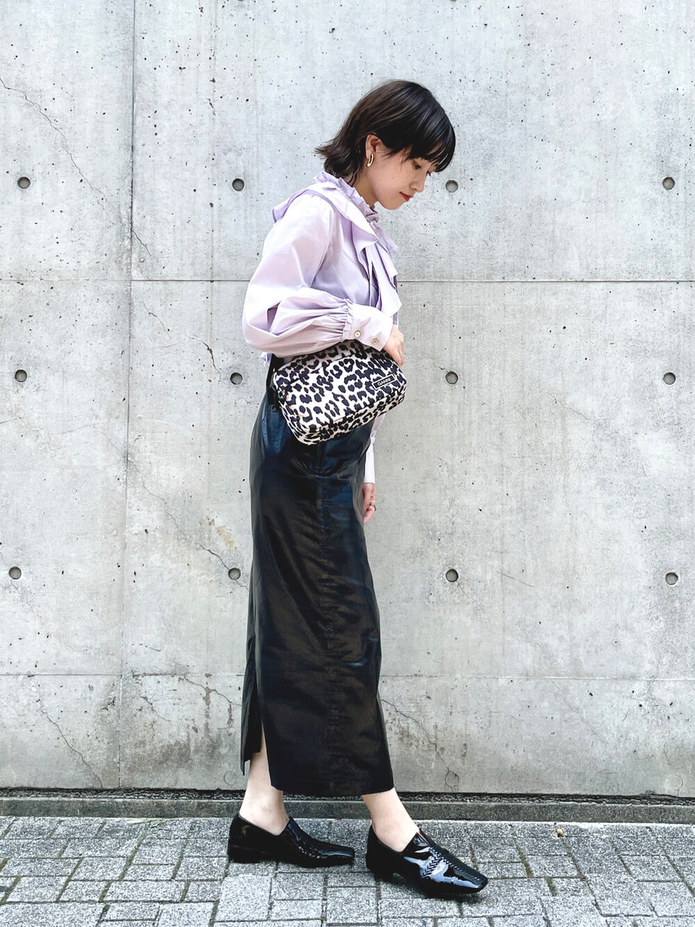 パープル系のシャツ/ブラウス、ベージュ系のショルダーバッグ、ブラック系のその他シューズを着用したレディースの秋コーディネートの2枚目の写真