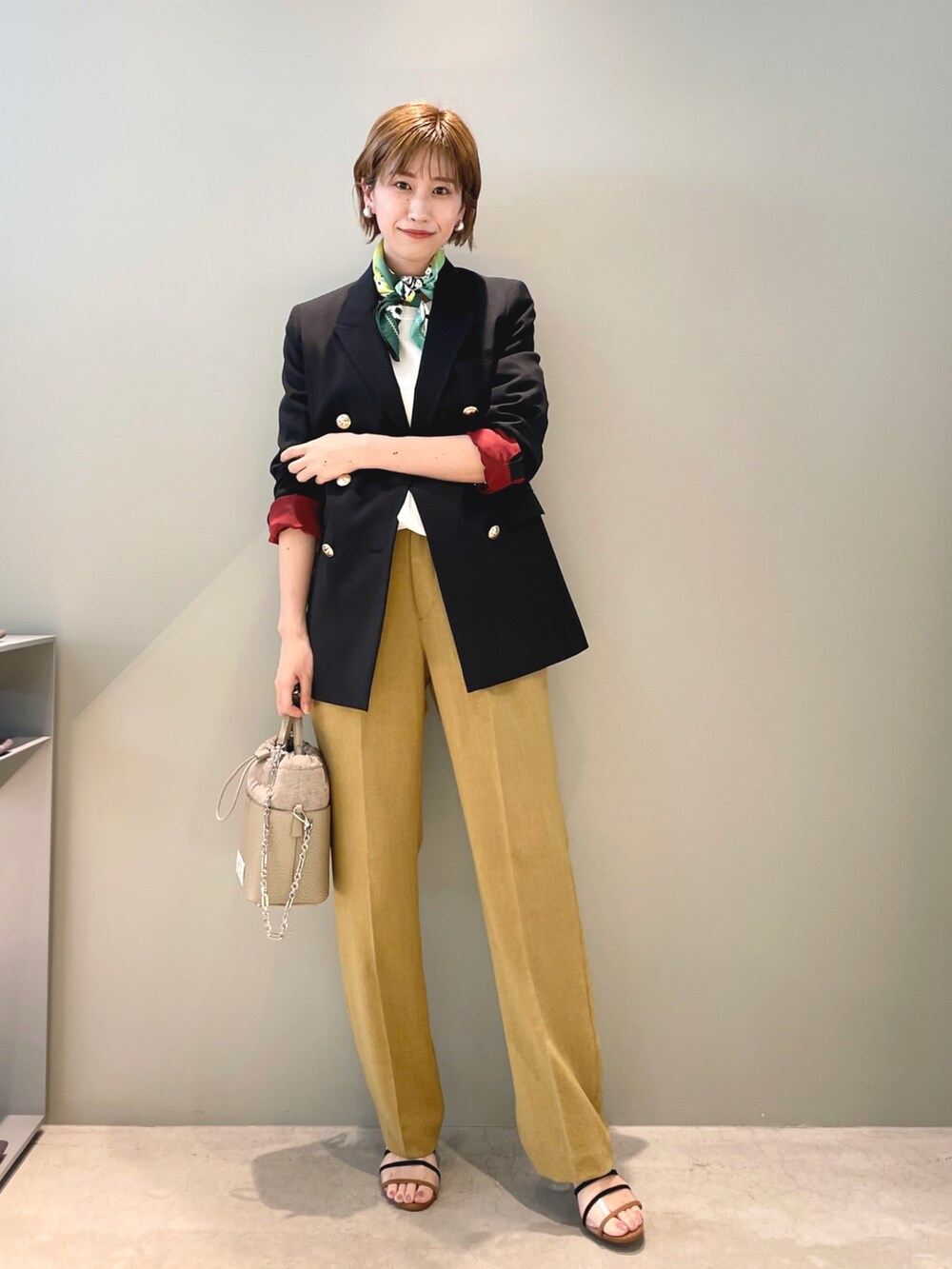 ブルー系のテーラードジャケット、ホワイト系のTシャツ/カットソー、イエロー系のその他パンツを着用したレディースの春コーディネートの4枚目の写真