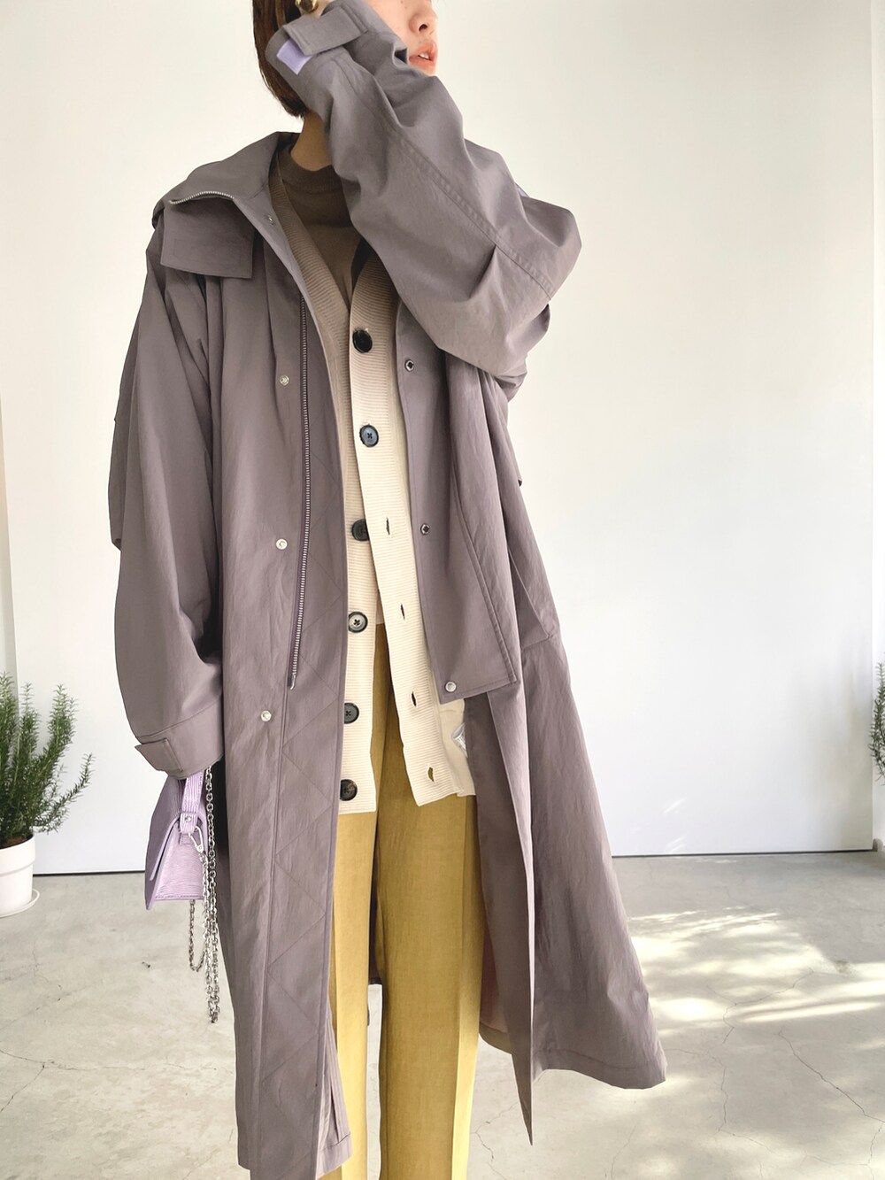 パープル系のその他アウター、グレー系のニット/セーター、イエロー系のその他パンツを着用したレディースの春コーディネートの2枚目の写真