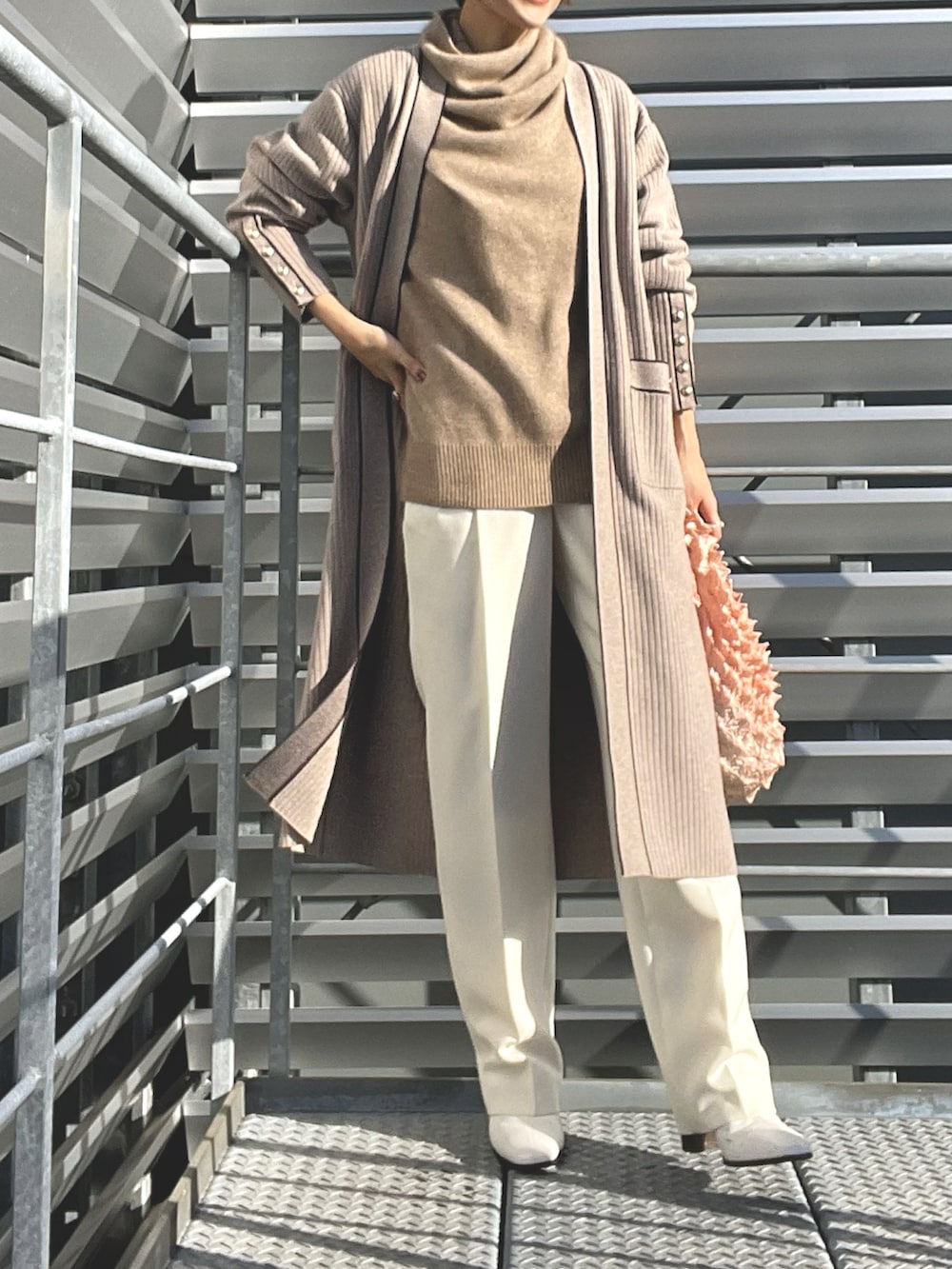 ベージュ系のカーディガン/ボレロ、ベージュ系のニット/セーター、ベージュ系のエコバッグ/サブバッグを着用したレディースの春コーディネートの3枚目の写真