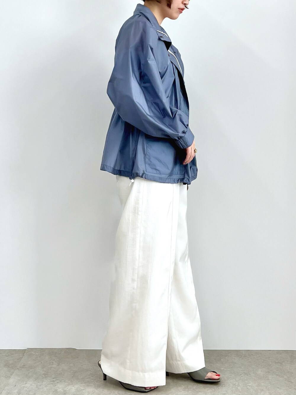 ブルー系のブルゾン、ホワイト系のその他パンツを着用したレディースの冬コーディネートの3枚目の写真