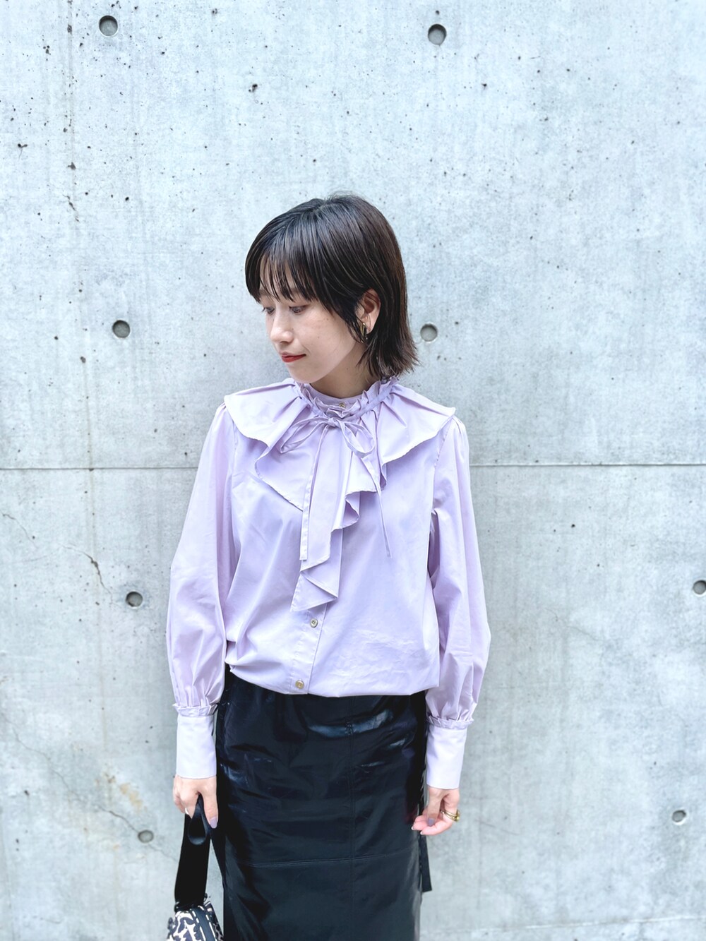 パープル系のシャツ/ブラウス、ベージュ系のショルダーバッグ、ブラック系のその他シューズを着用したレディースの秋コーディネートの3枚目の写真