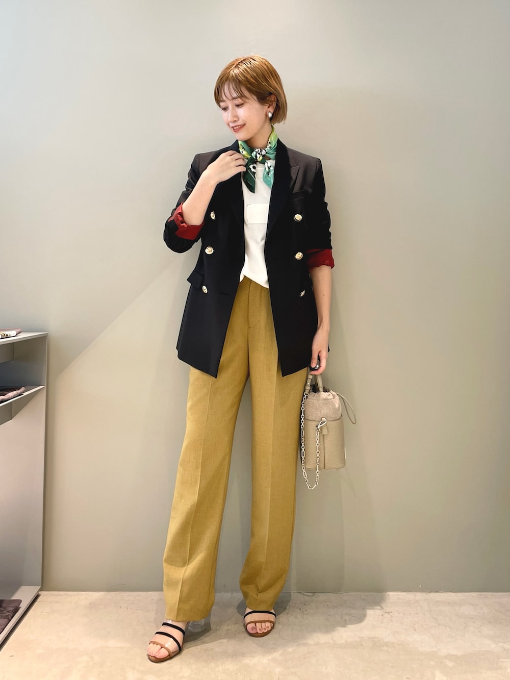 ブルー系のテーラードジャケット、ホワイト系のTシャツ/カットソー、イエロー系のその他パンツを着用したレディースの春コーディネートの2枚目の写真