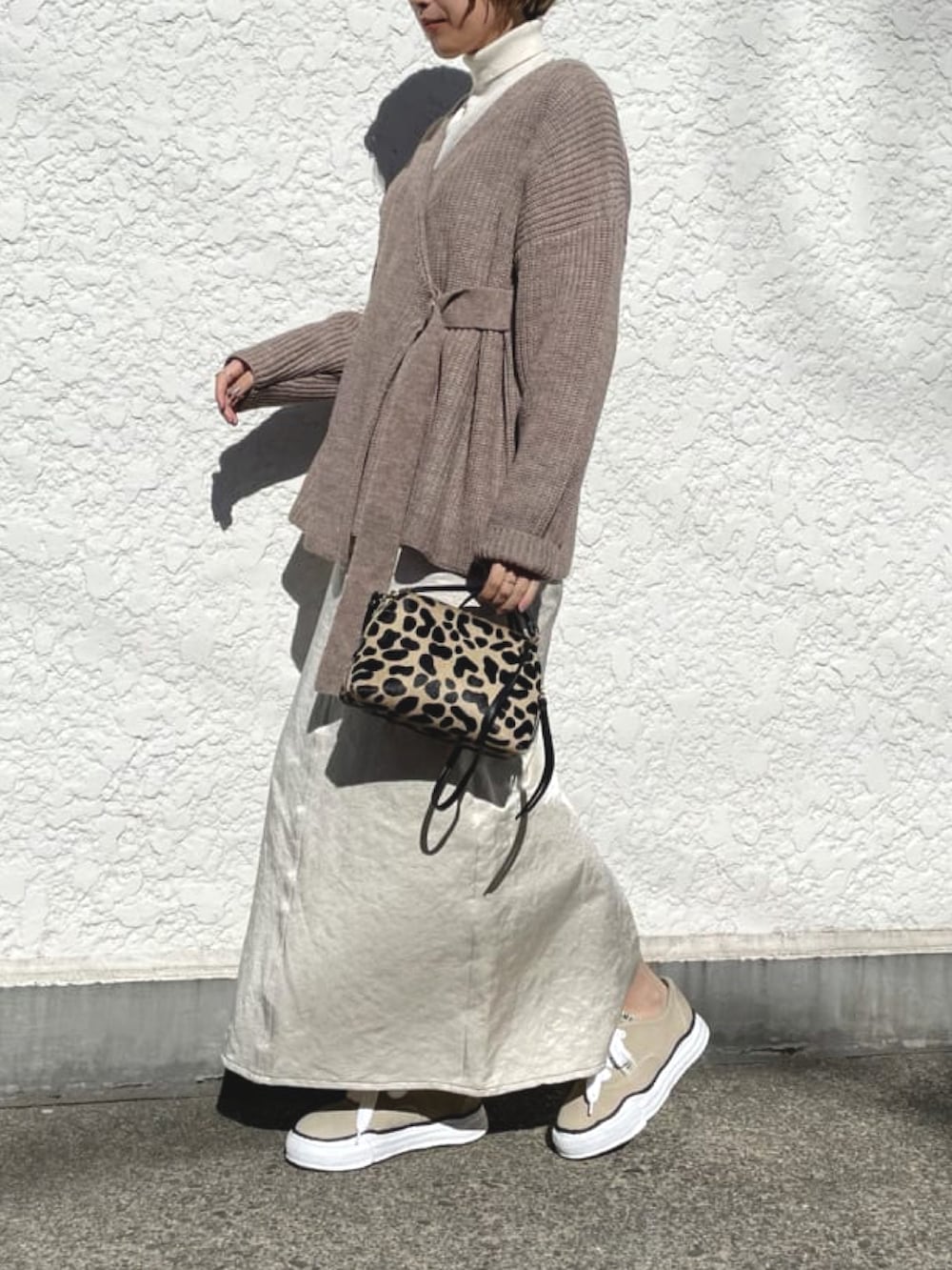 ブラウン系のニット/セーター、ホワイト系のニット/セーター、ホワイト系のスカートを着用したレディースの春コーディネートの2枚目の写真