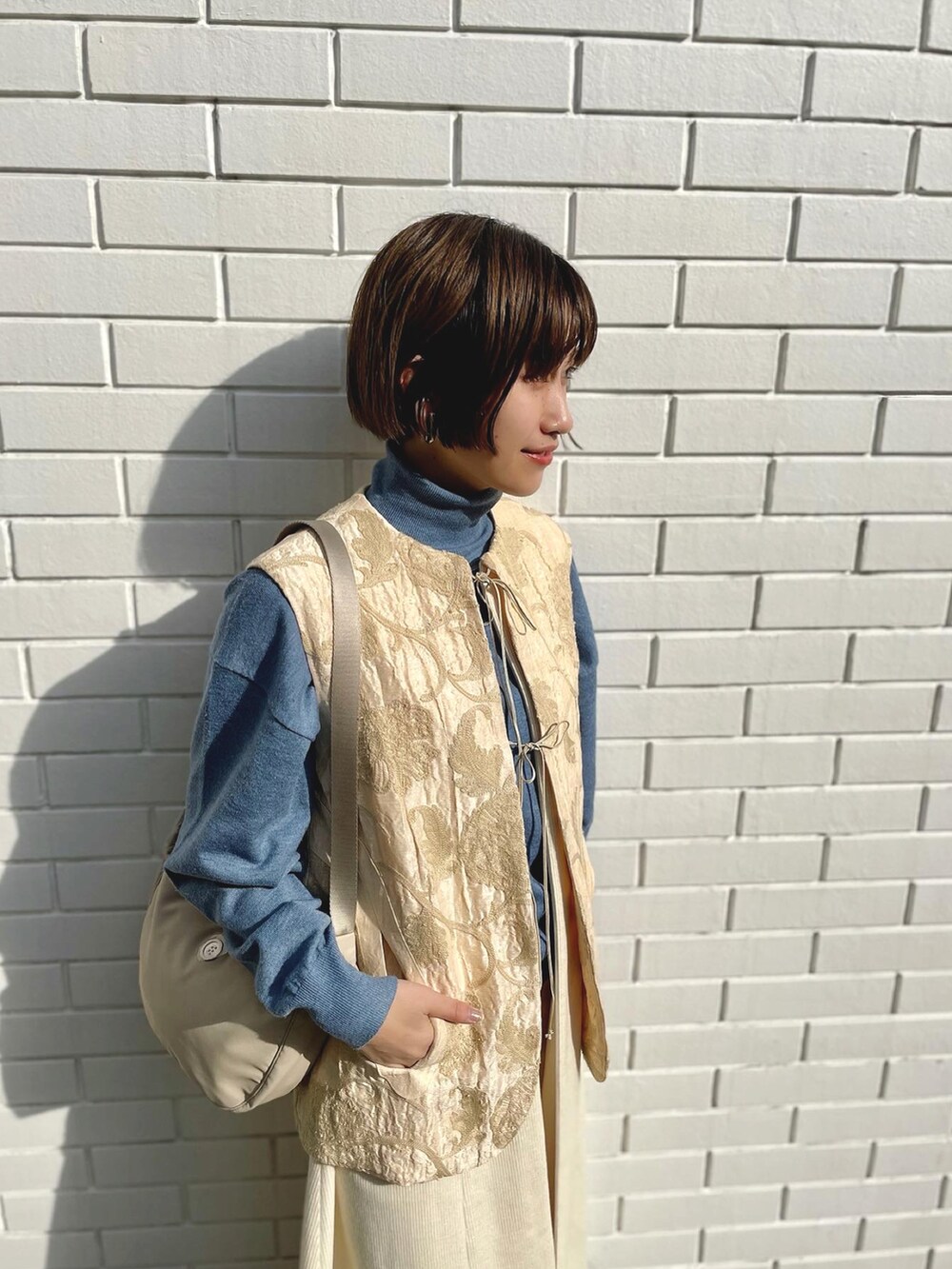 ホワイト系のワンピース/ドレス、ブルー系のニット/セーター、ホワイト系のその他パンツを着用したレディースの春コーディネートの2枚目の写真