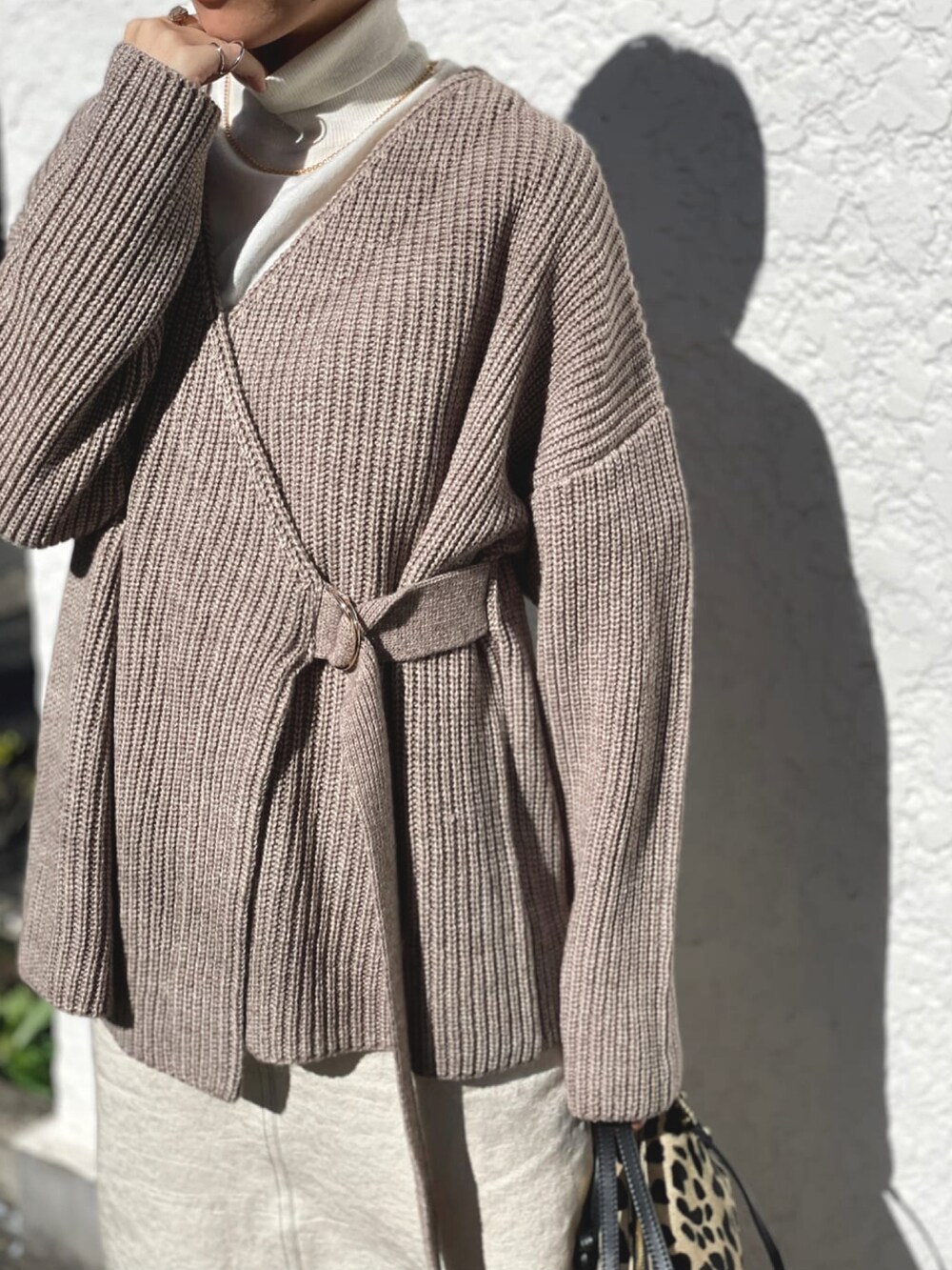 ブラウン系のニット/セーター、ホワイト系のニット/セーター、ホワイト系のスカートを着用したレディースの春コーディネートの3枚目の写真