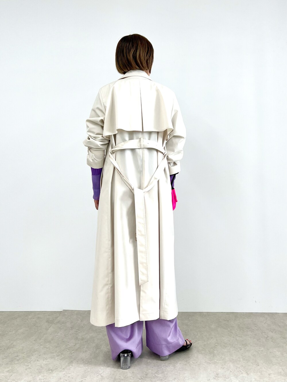 ホワイト系のトレンチコート、パープル系のその他パンツ、パープル系のニット/セーターを着用したレディースの春コーディネートの3枚目の写真