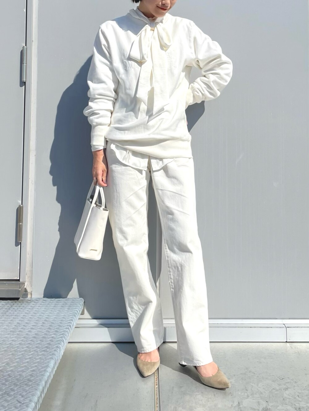 ホワイト系のシャツ/ブラウス、ホワイト系のスウェット、ホワイト系のその他パンツを着用したレディースの秋コーディネートの3枚目の写真