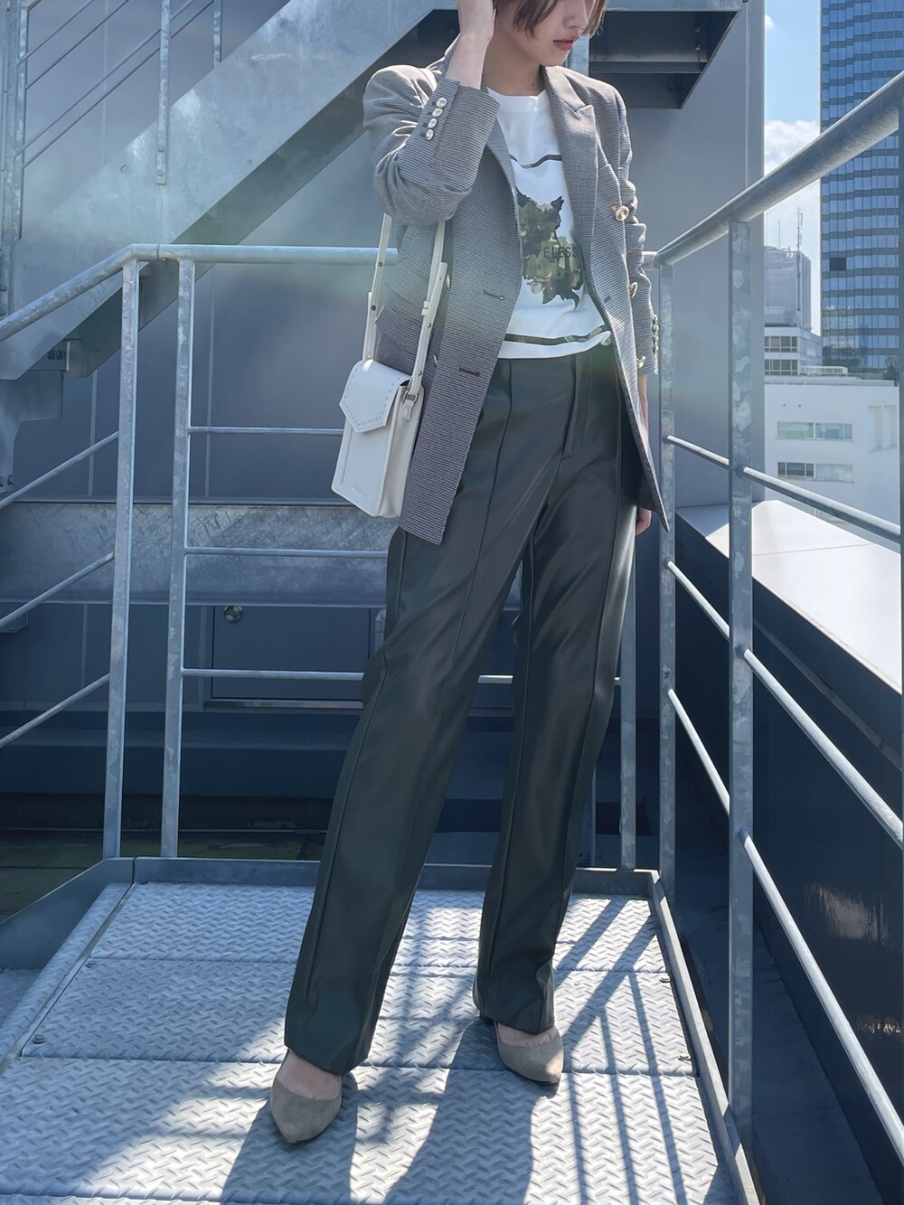 ブラウン系のテーラードジャケット、ホワイト系のTシャツ/カットソー、グリーン系のその他パンツを着用したレディースの春コーディネートの2枚目の写真