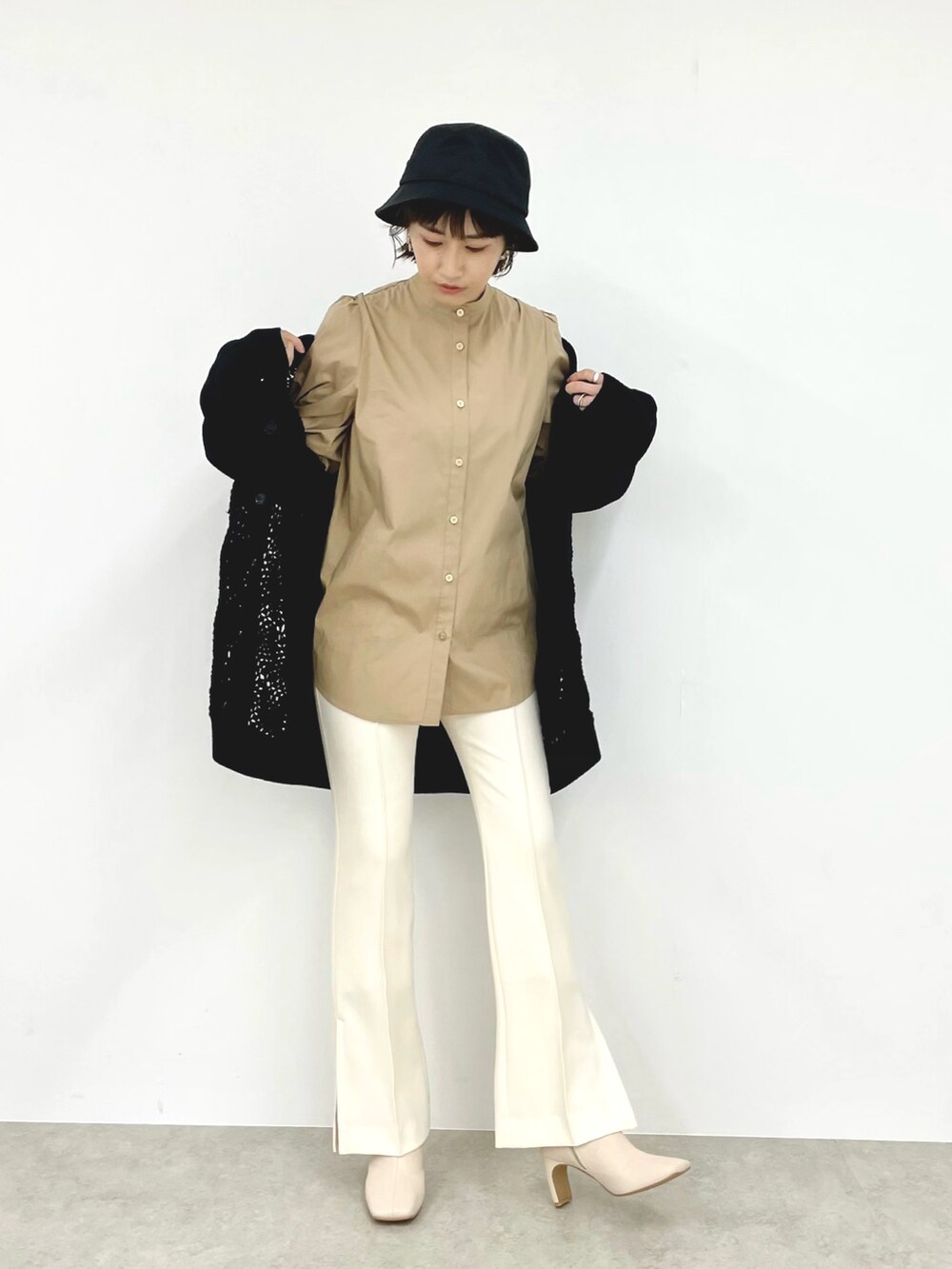 ブラック系のカーディガン/ボレロ、ベージュ系のシャツ/ブラウス、ホワイト系のその他パンツを着用したレディースの秋コーディネートの2枚目の写真