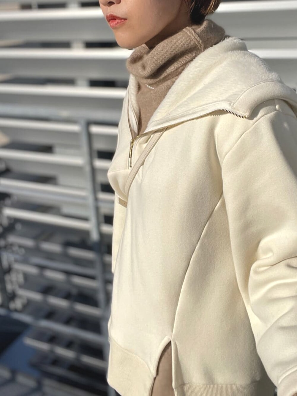 ホワイト系のパーカーを着用したレディースの秋コーディネートの3枚目の写真