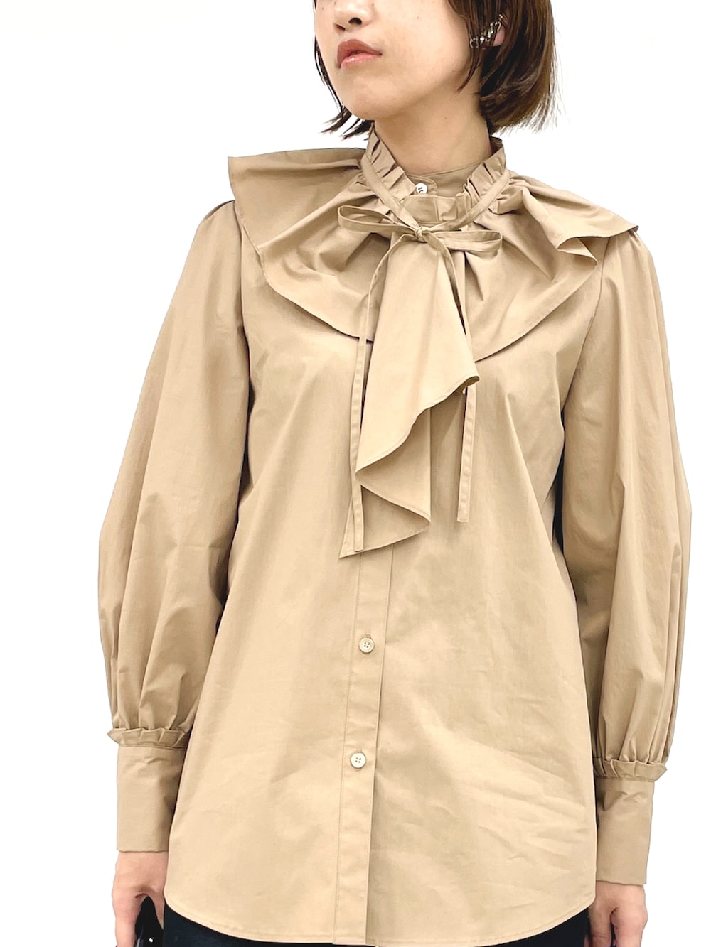 ベージュ系のシャツ/ブラウス、ブラック系のその他パンツ、ゴールド系のパンプスを着用したレディースの秋コーディネートの2枚目の写真