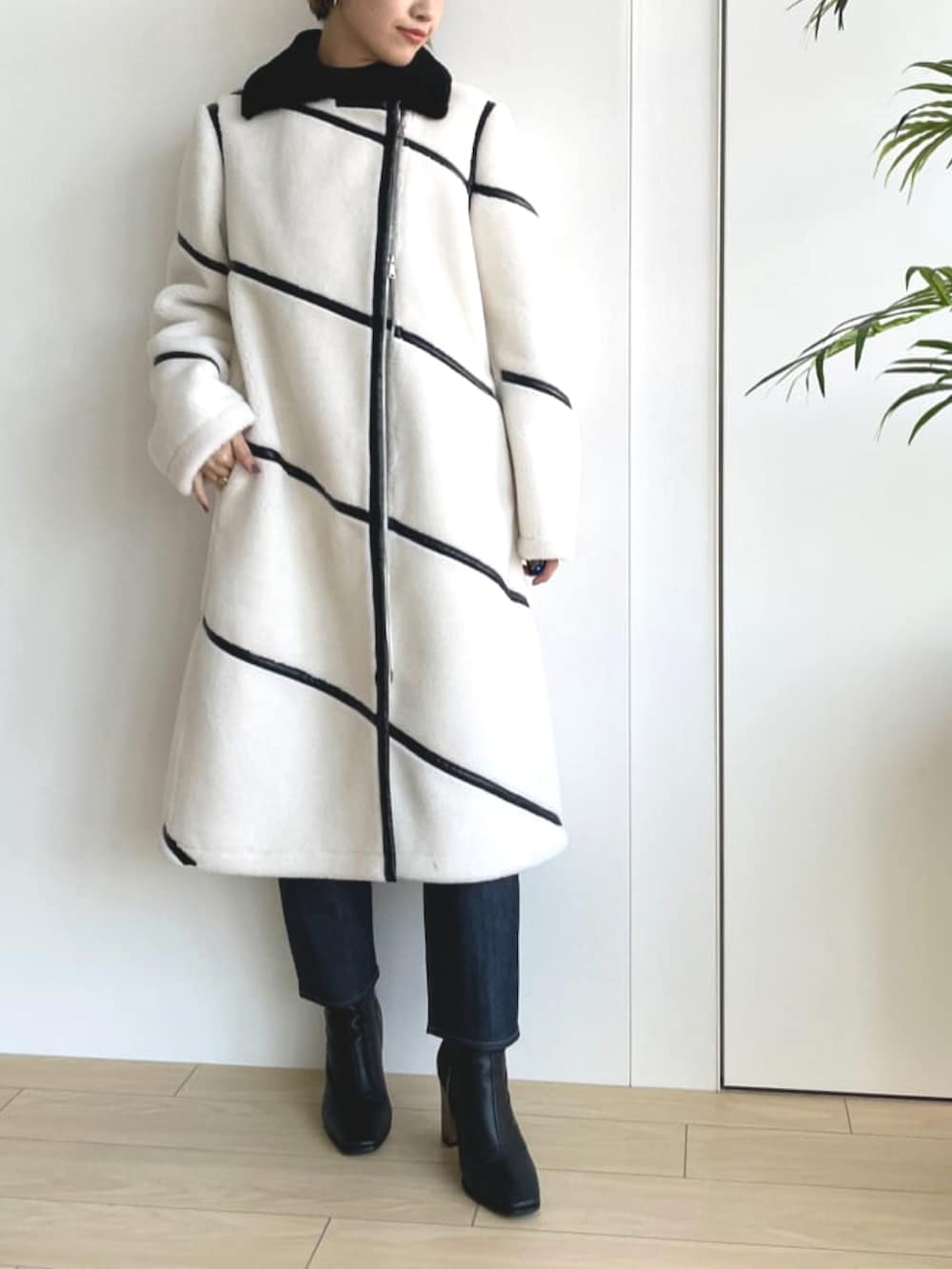 ホワイト系のその他アウター、ブラウン系のニット/セーター、ブルー系のその他パンツを着用したレディースの春コーディネートの2枚目の写真