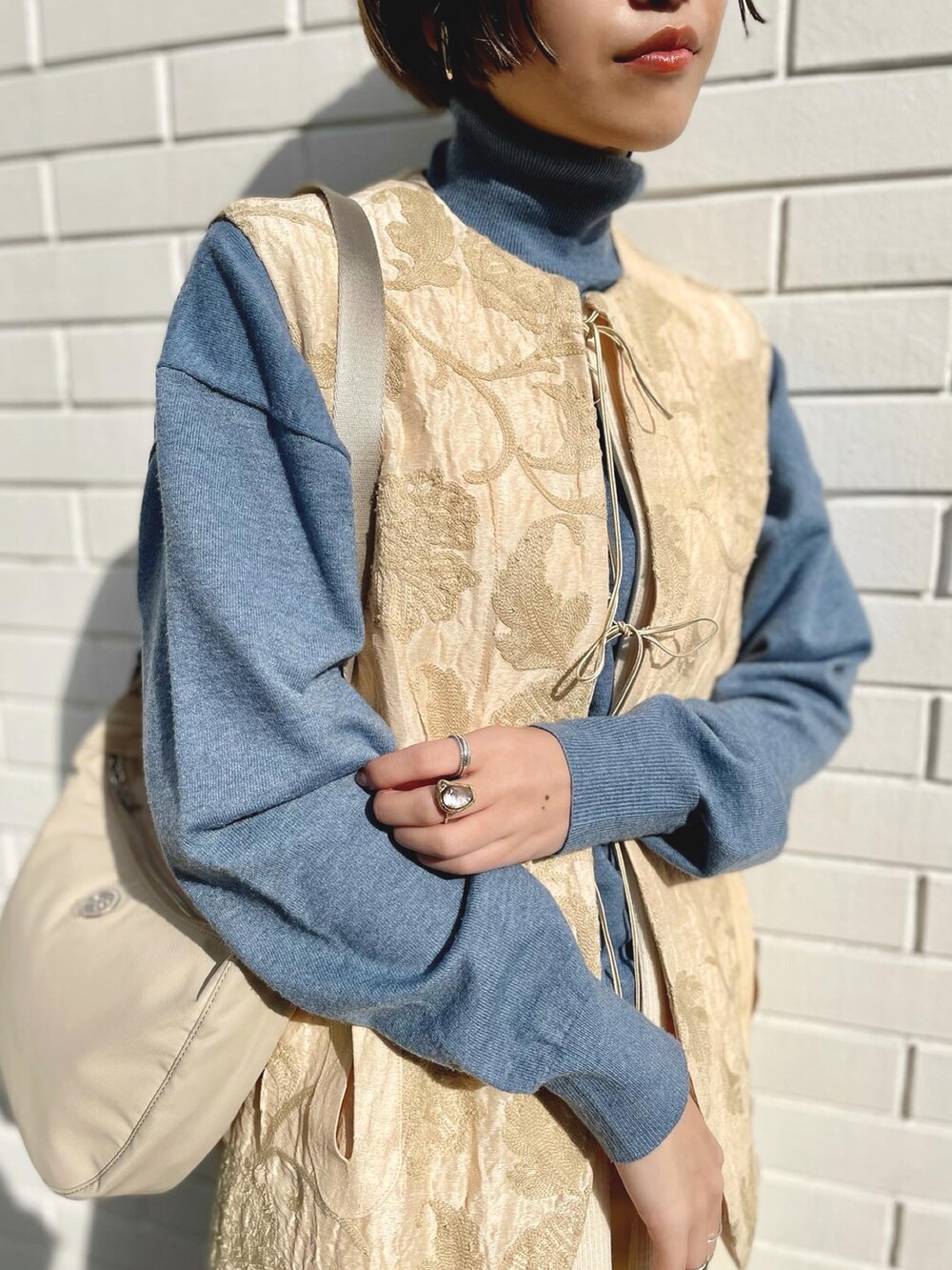 ホワイト系のワンピース/ドレス、ブルー系のニット/セーター、ホワイト系のその他パンツを着用したレディースの春コーディネートの3枚目の写真