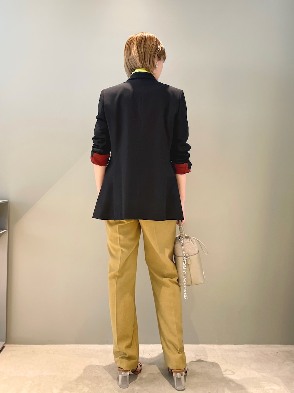 ブルー系のテーラードジャケット、ホワイト系のTシャツ/カットソー、イエロー系のその他パンツを着用したレディースの春コーディネートの3枚目の写真