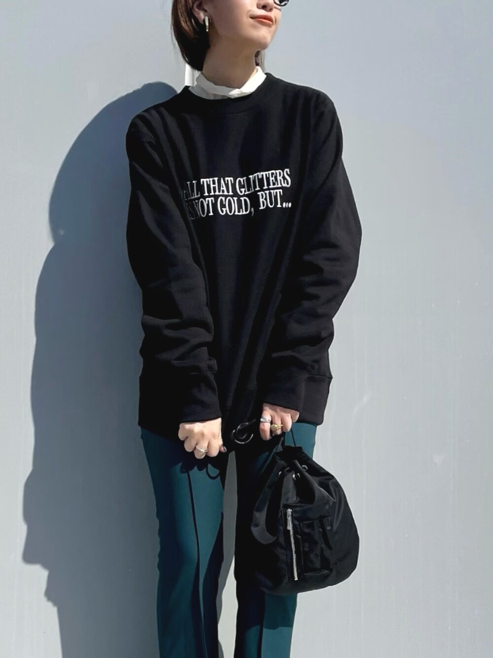 ホワイト系のTシャツ/カットソー、グリーン系のその他パンツ、ブラック系のスウェットを着用したレディースの秋コーディネートの3枚目の写真