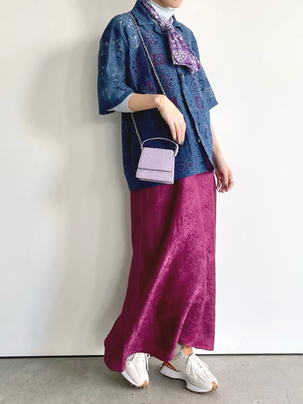 ブルー系のシャツ/ブラウス、ブルー系のその他トップス、ピンク系のワンピース/ドレスを着用したレディースの春コーディネートの2枚目の写真