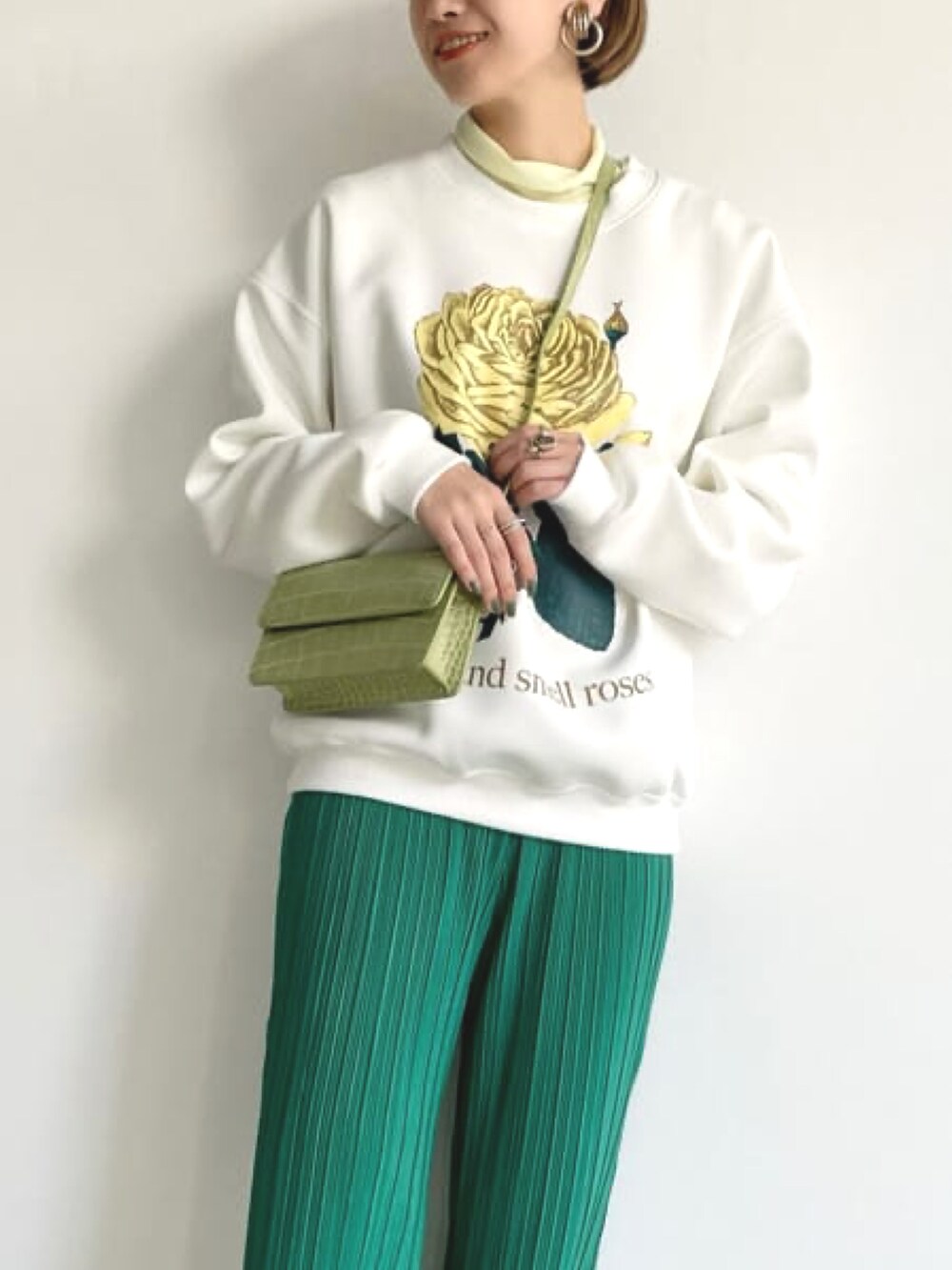 イエロー系のその他トップス、グリーン系のバッグ、グリーン系のその他パンツを着用したレディースの春コーディネートの2枚目の写真