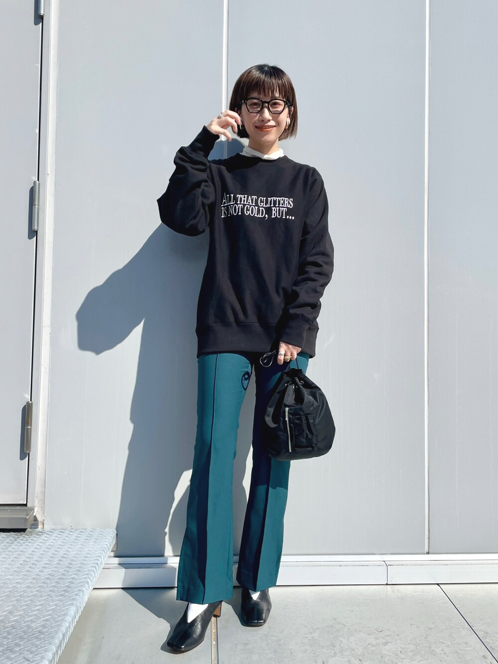 ホワイト系のTシャツ/カットソー、グリーン系のその他パンツ、ブラック系のスウェットを着用したレディースの秋コーディネートの2枚目の写真